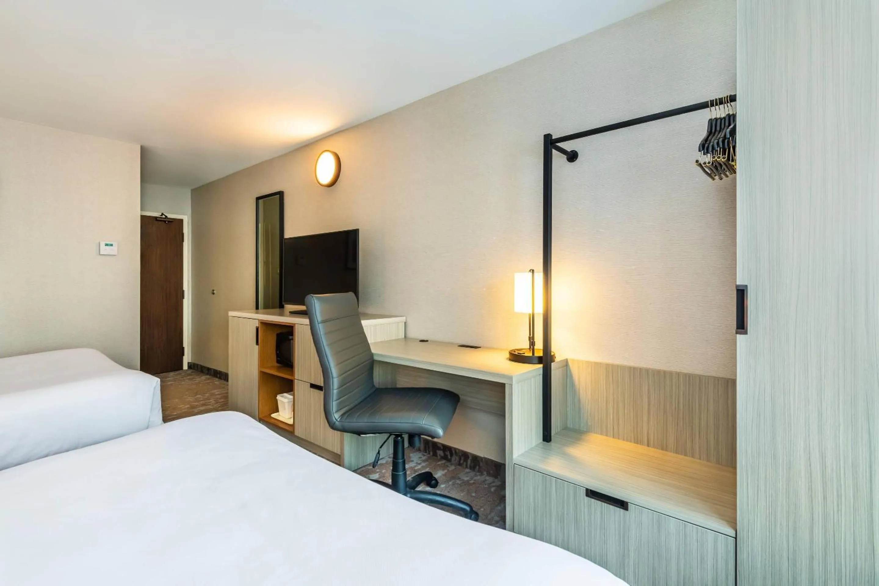 Bedroom, Bed in Comfort Inn Hwy 401