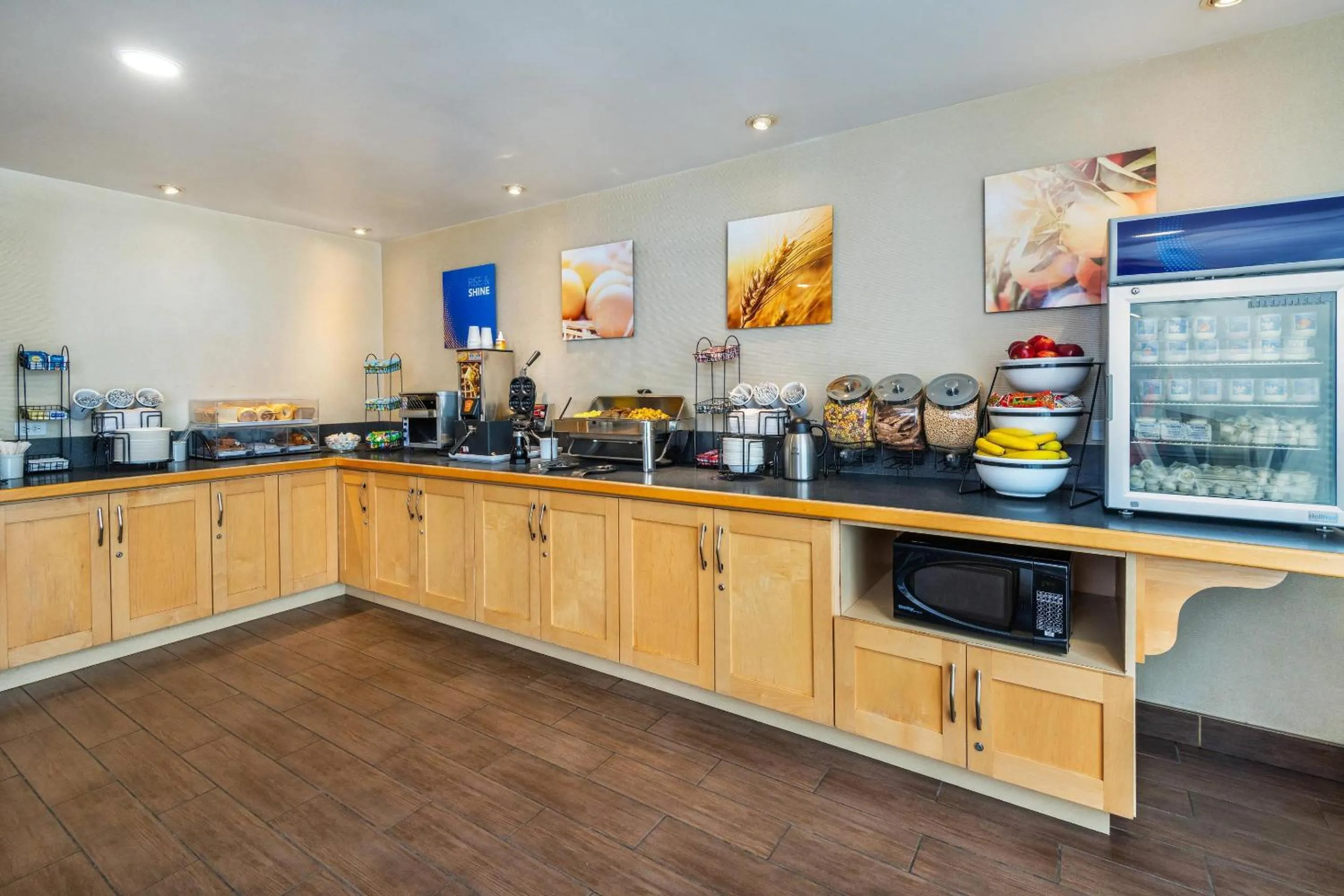 Breakfast in Comfort Inn Hwy 401