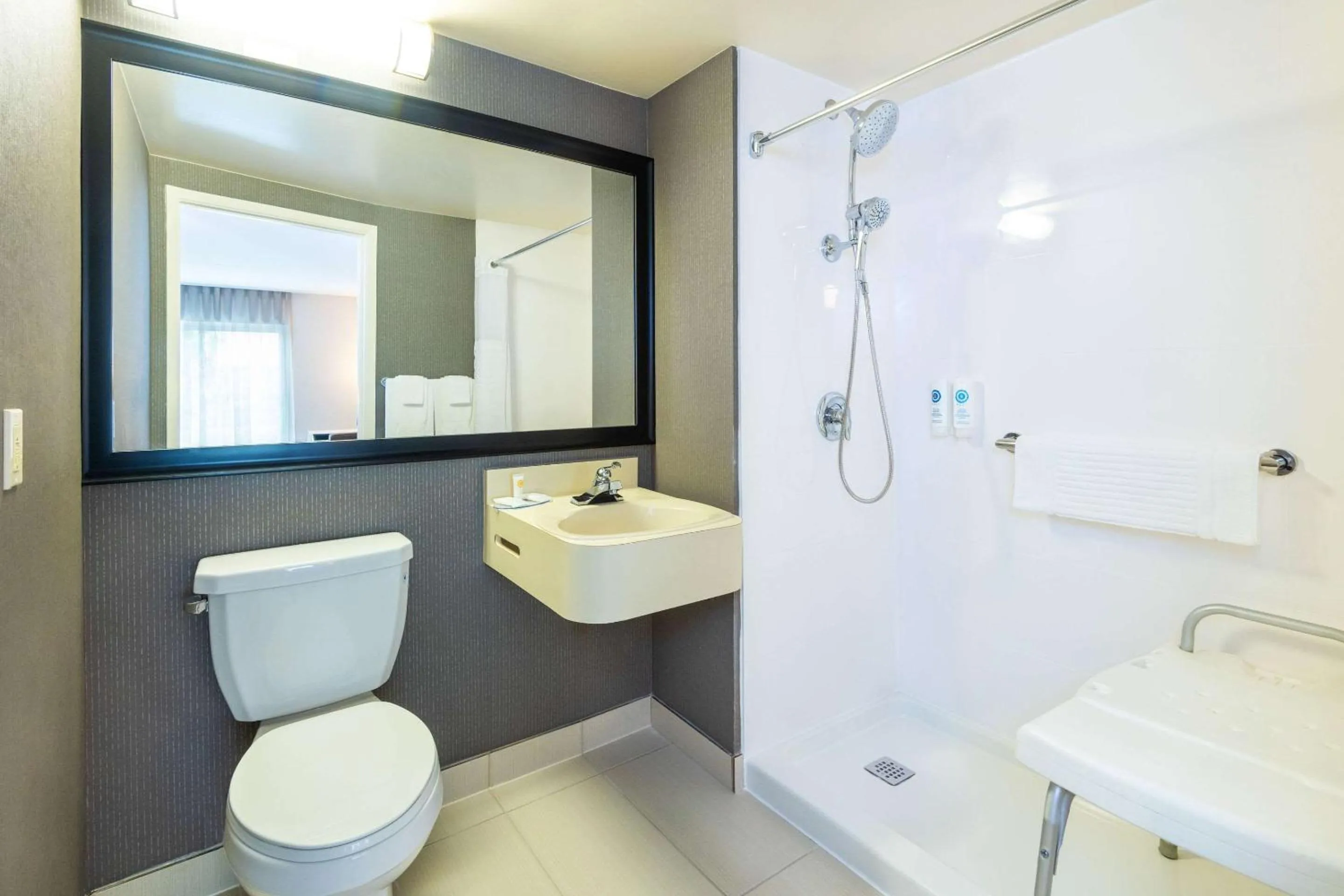 Bedroom in Comfort Inn Hwy 401