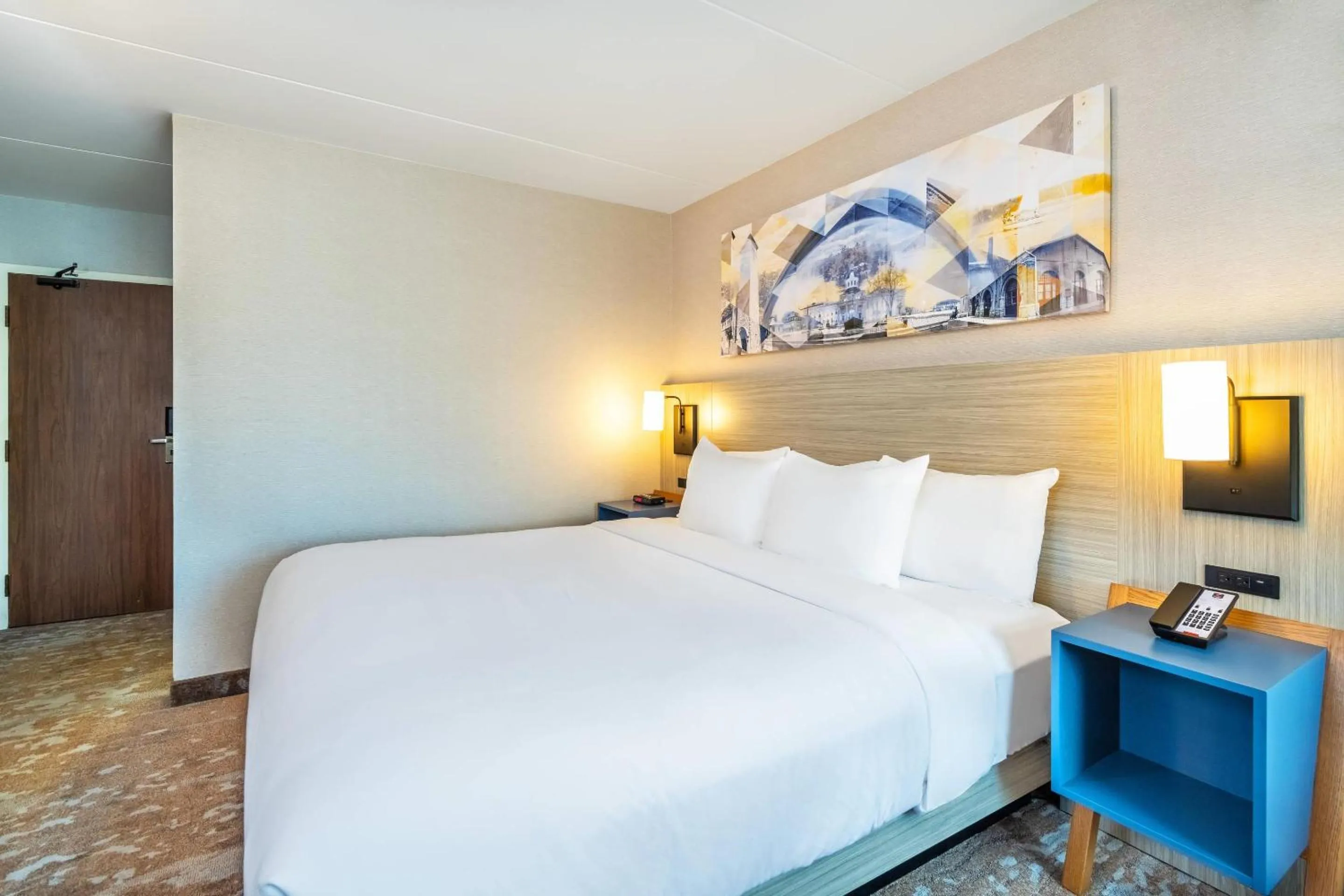 Bedroom, Bed in Comfort Inn Hwy 401