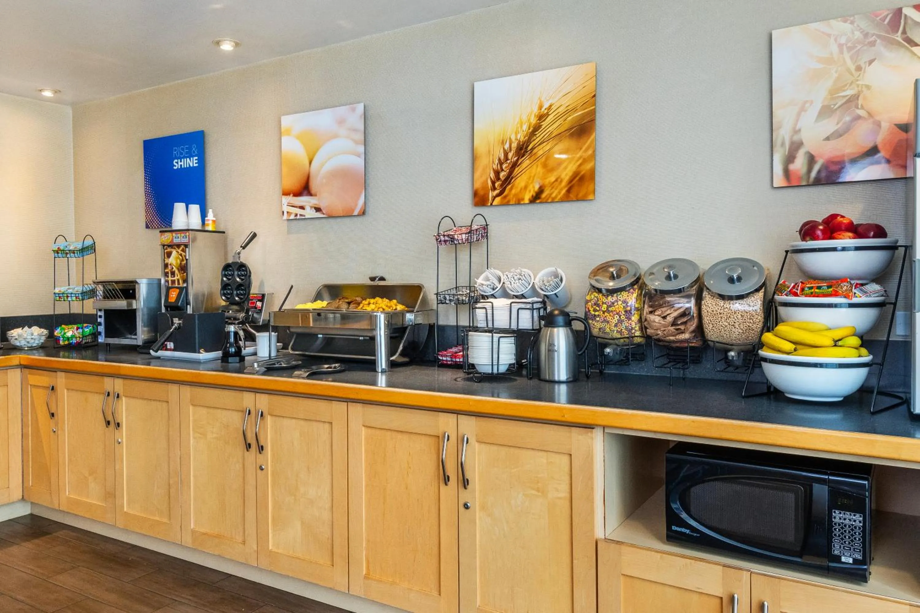 Breakfast in Comfort Inn Hwy 401