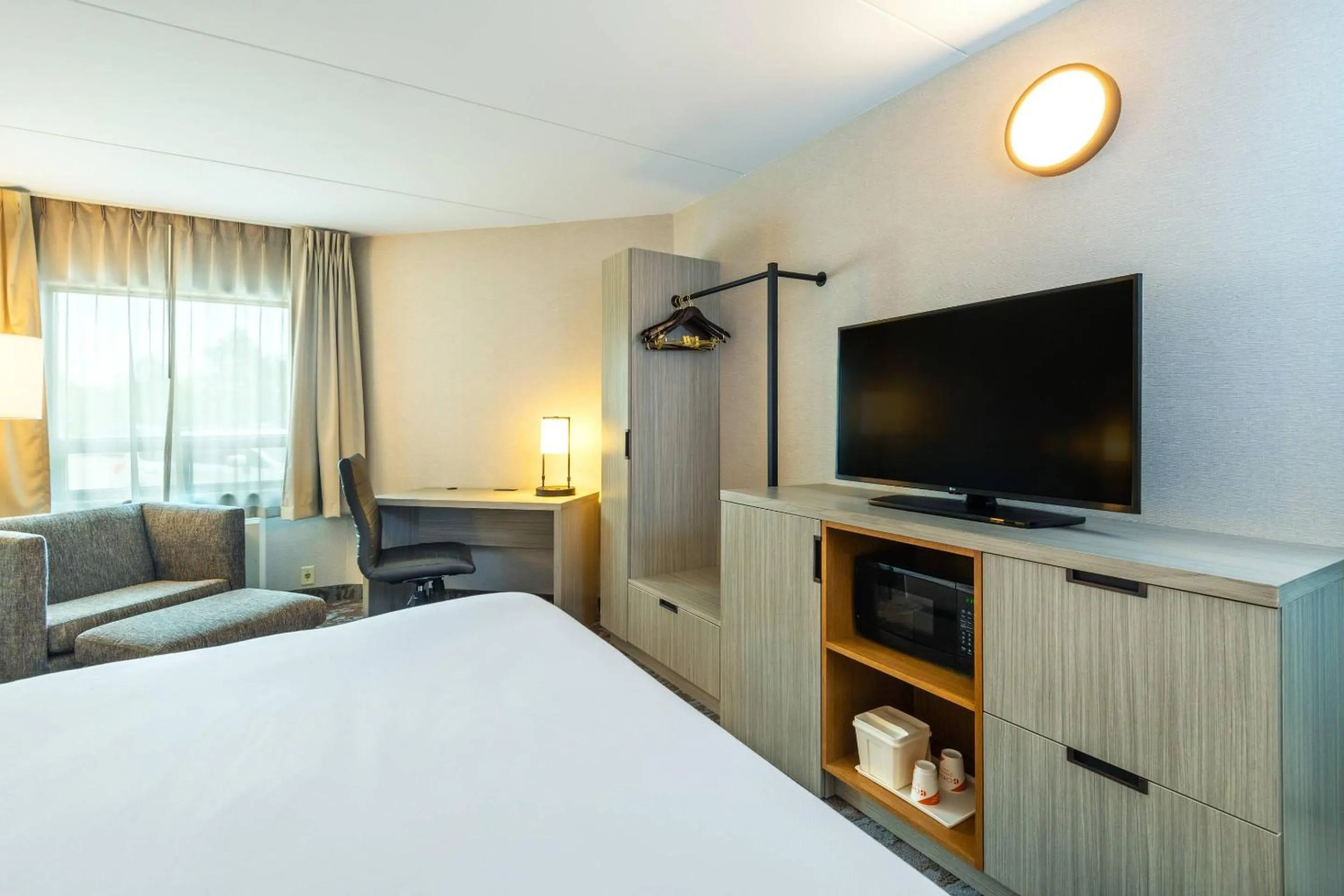 Bedroom, Bed in Comfort Inn Hwy 401