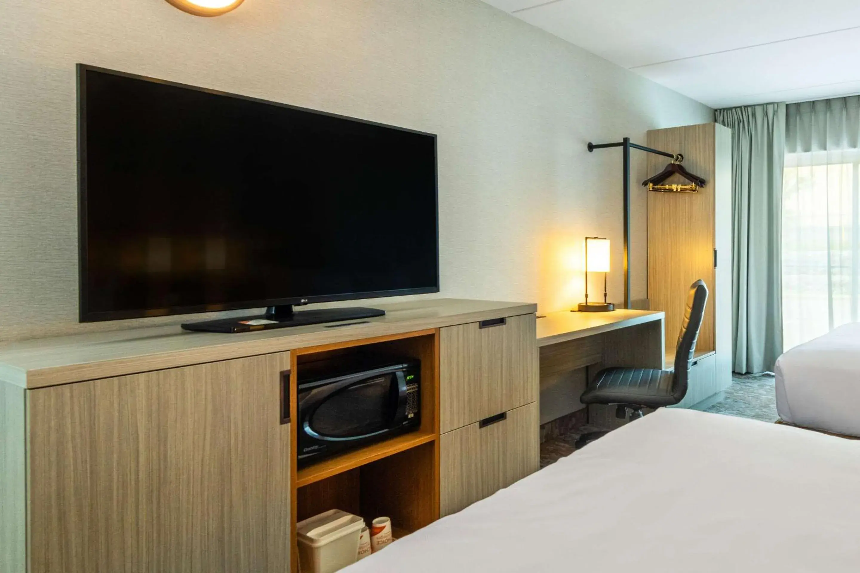 Bedroom, Bed in Comfort Inn Hwy 401 Bedroom, Bed in Comfort Inn Hwy 401