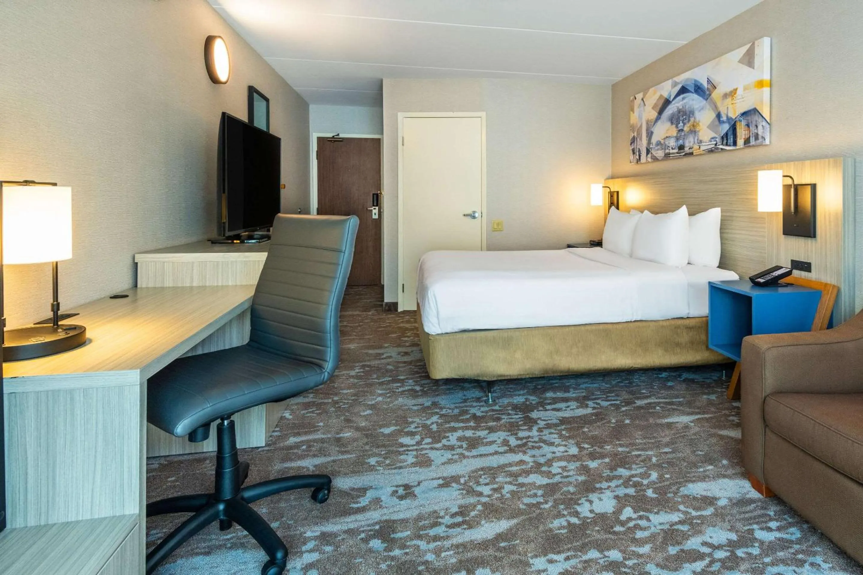 Bedroom, Bed in Comfort Inn Hwy 401