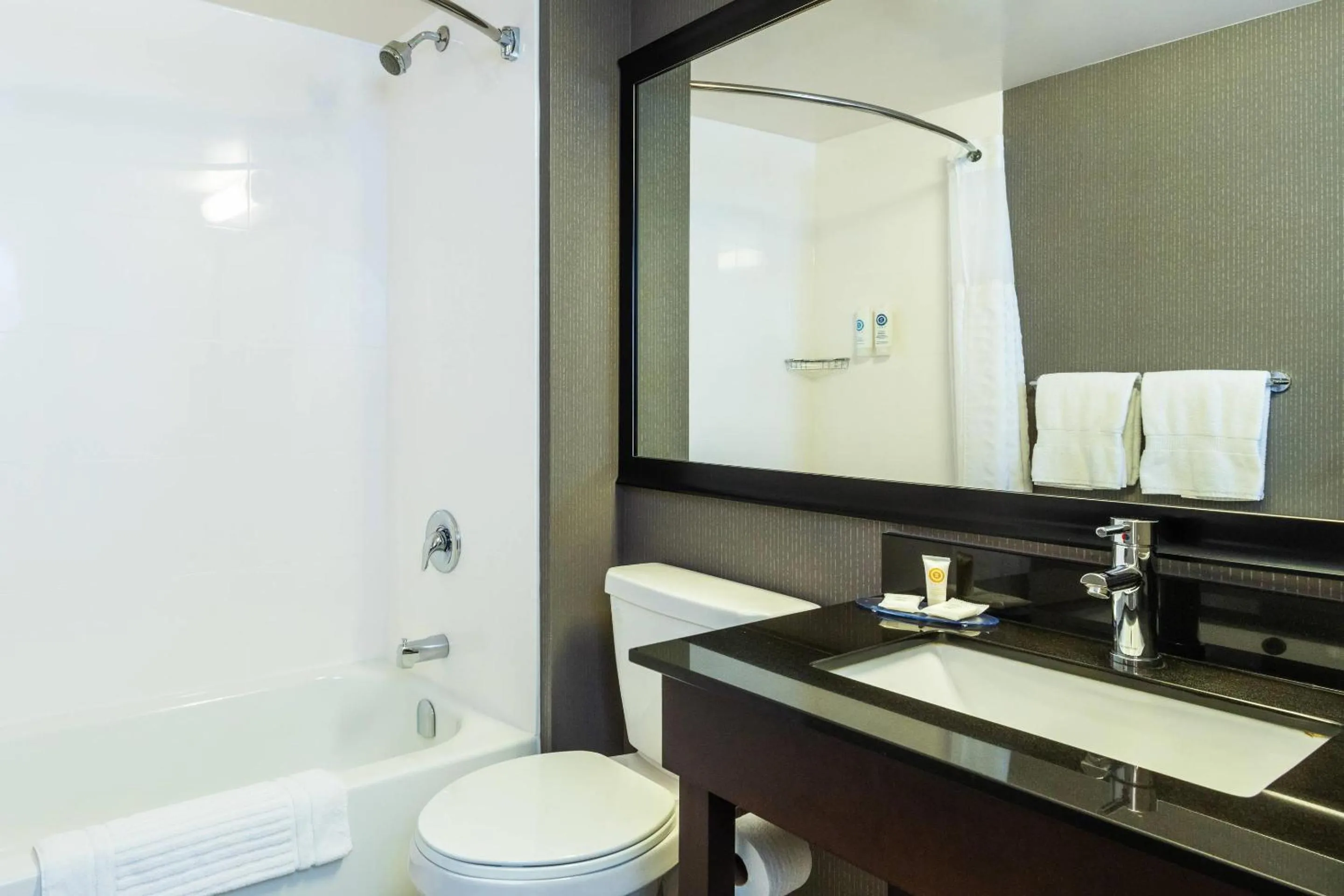 Bedroom in Comfort Inn Hwy 401