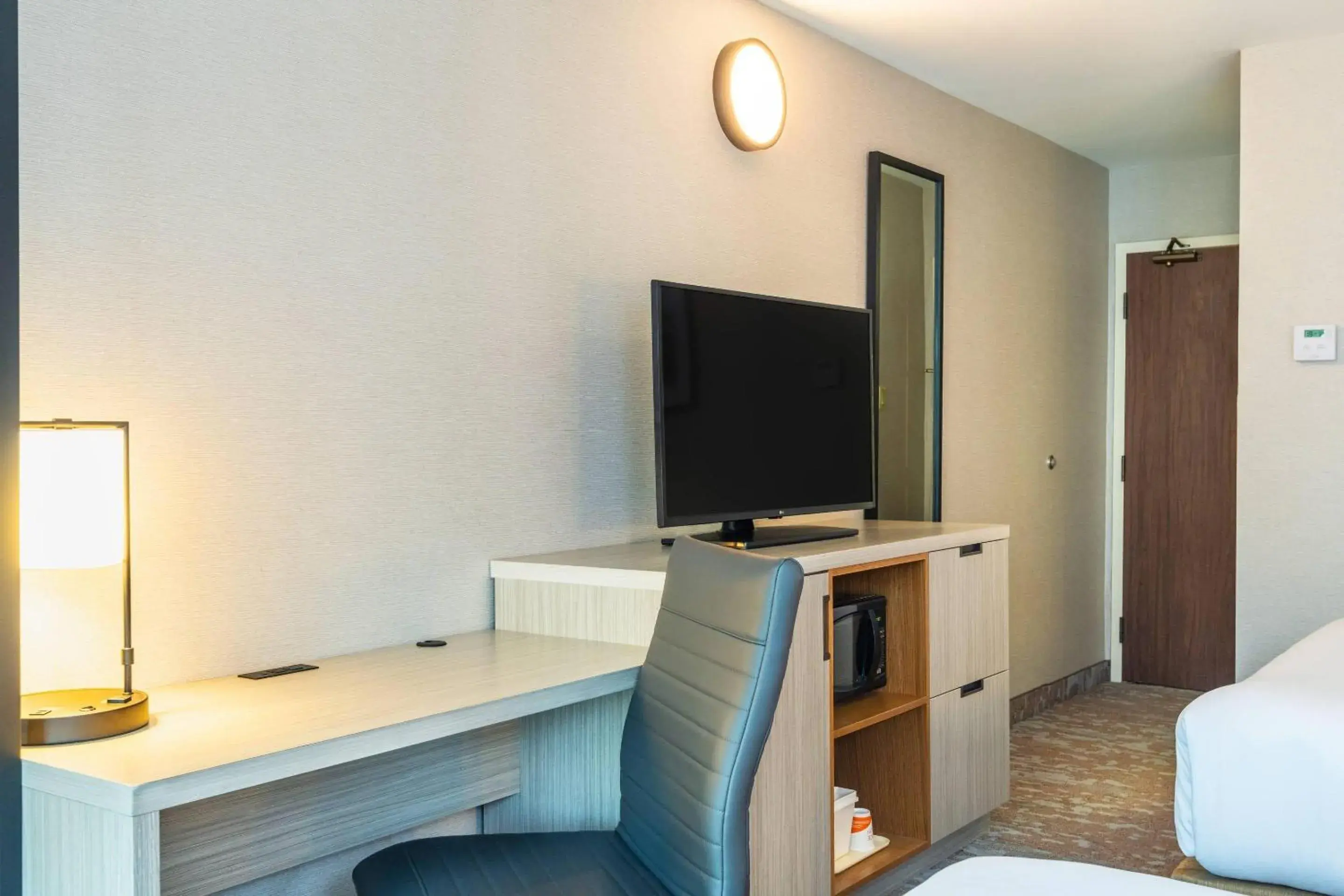 Bedroom, Bed in Comfort Inn Hwy 401 Bedroom, Bed in Comfort Inn Hwy 401