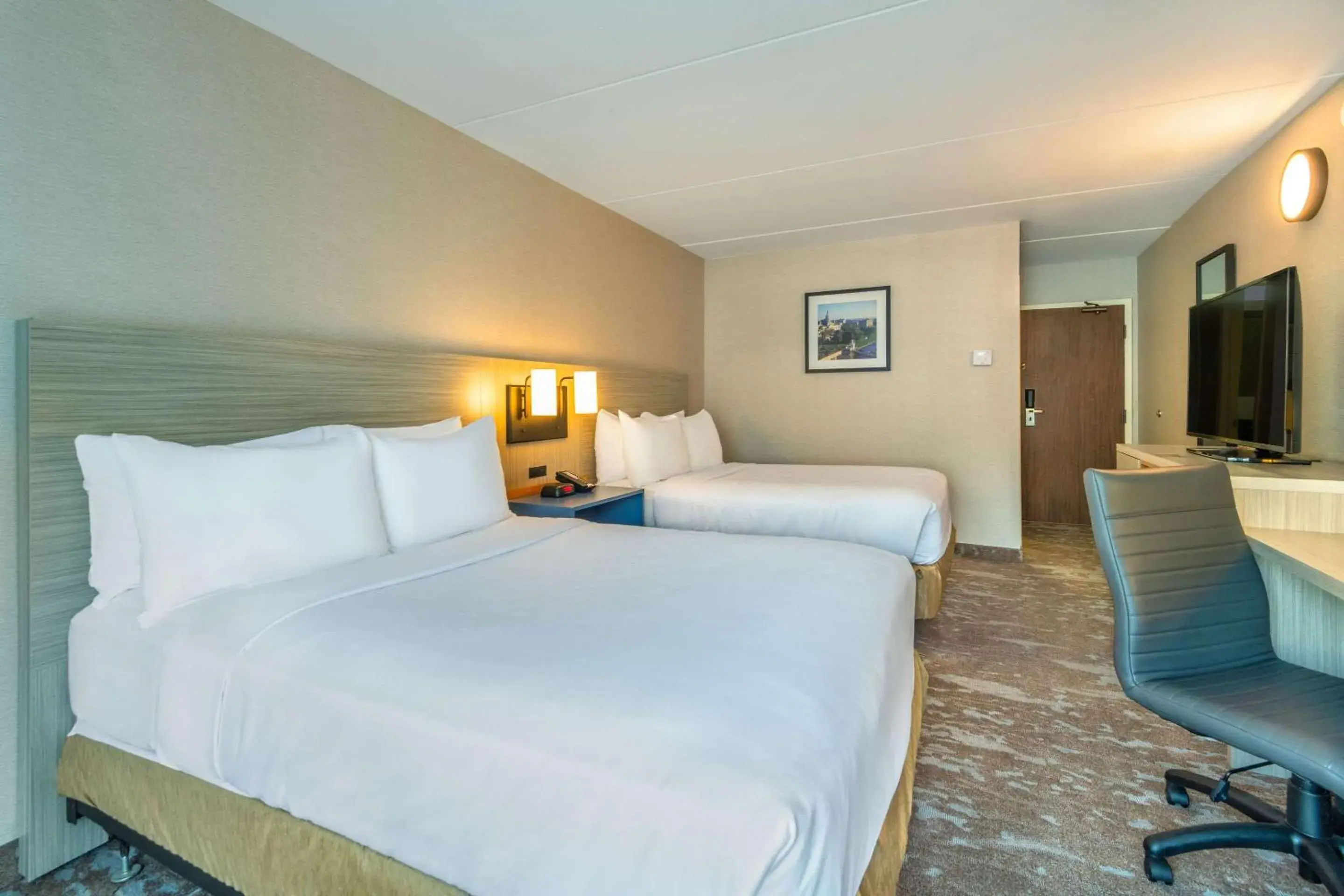 Bedroom, Bed in Comfort Inn Hwy 401 Bedroom, Bed in Comfort Inn Hwy 401