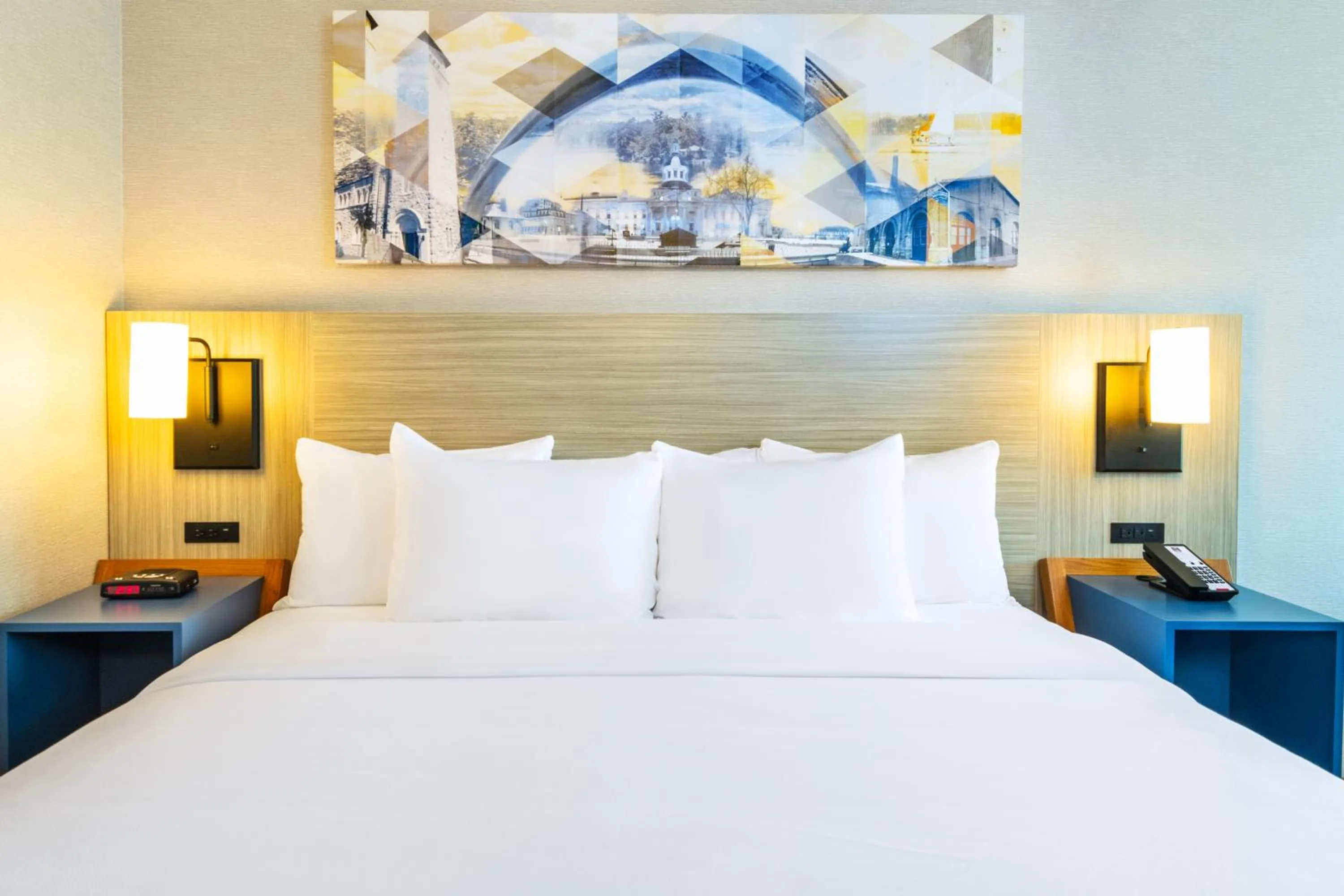 Bedroom, Bed in Comfort Inn Hwy 401