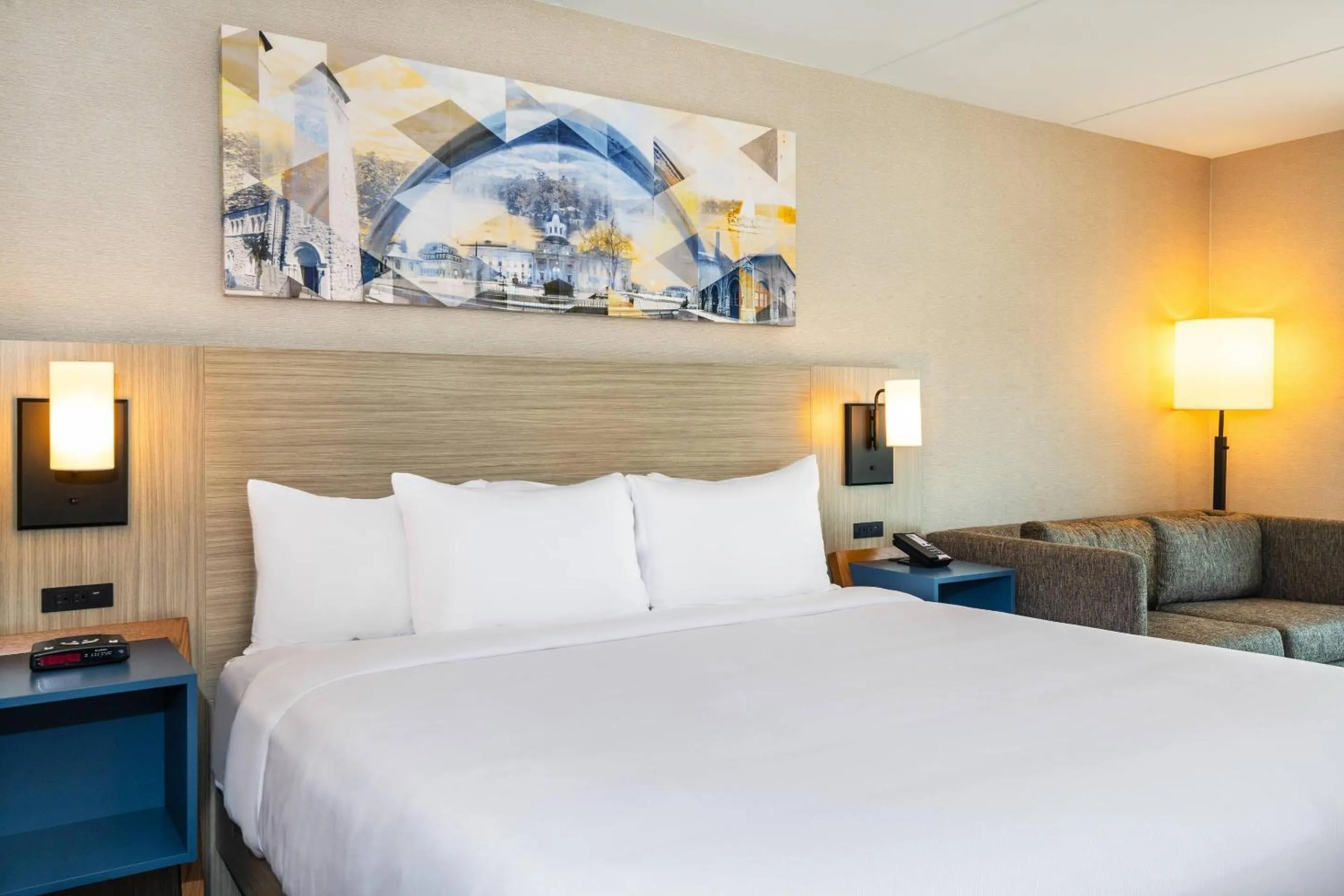 Bedroom, Bed in Comfort Inn Hwy 401