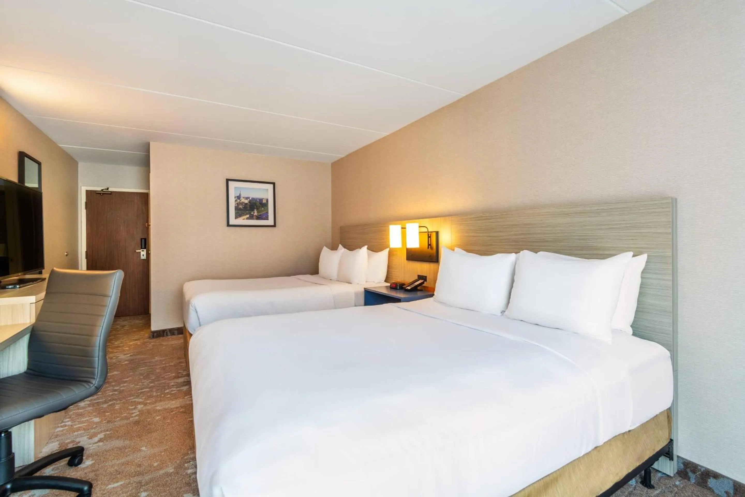 Bedroom, Bed in Comfort Inn Hwy 401