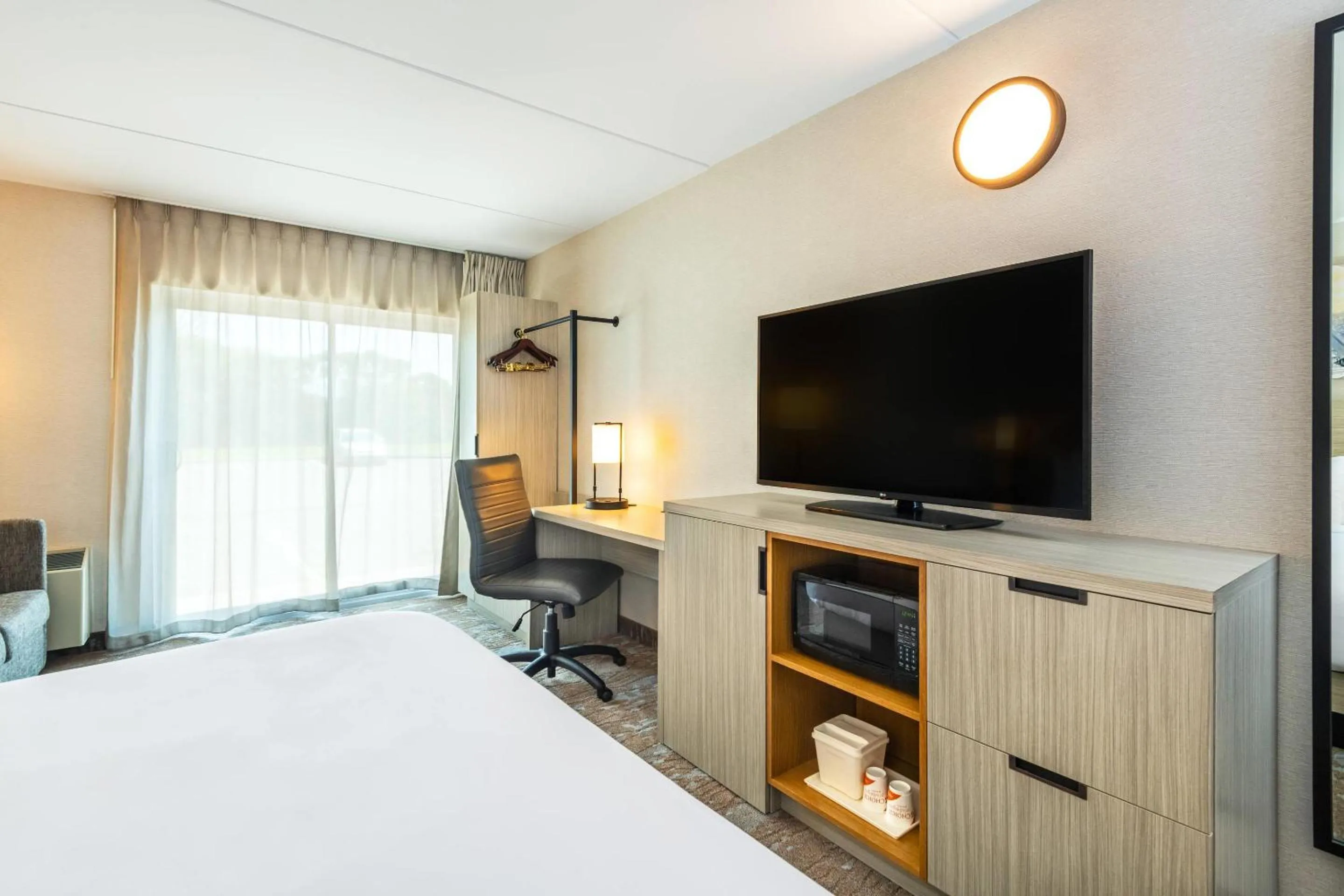 Bedroom, Bed in Comfort Inn Hwy 401