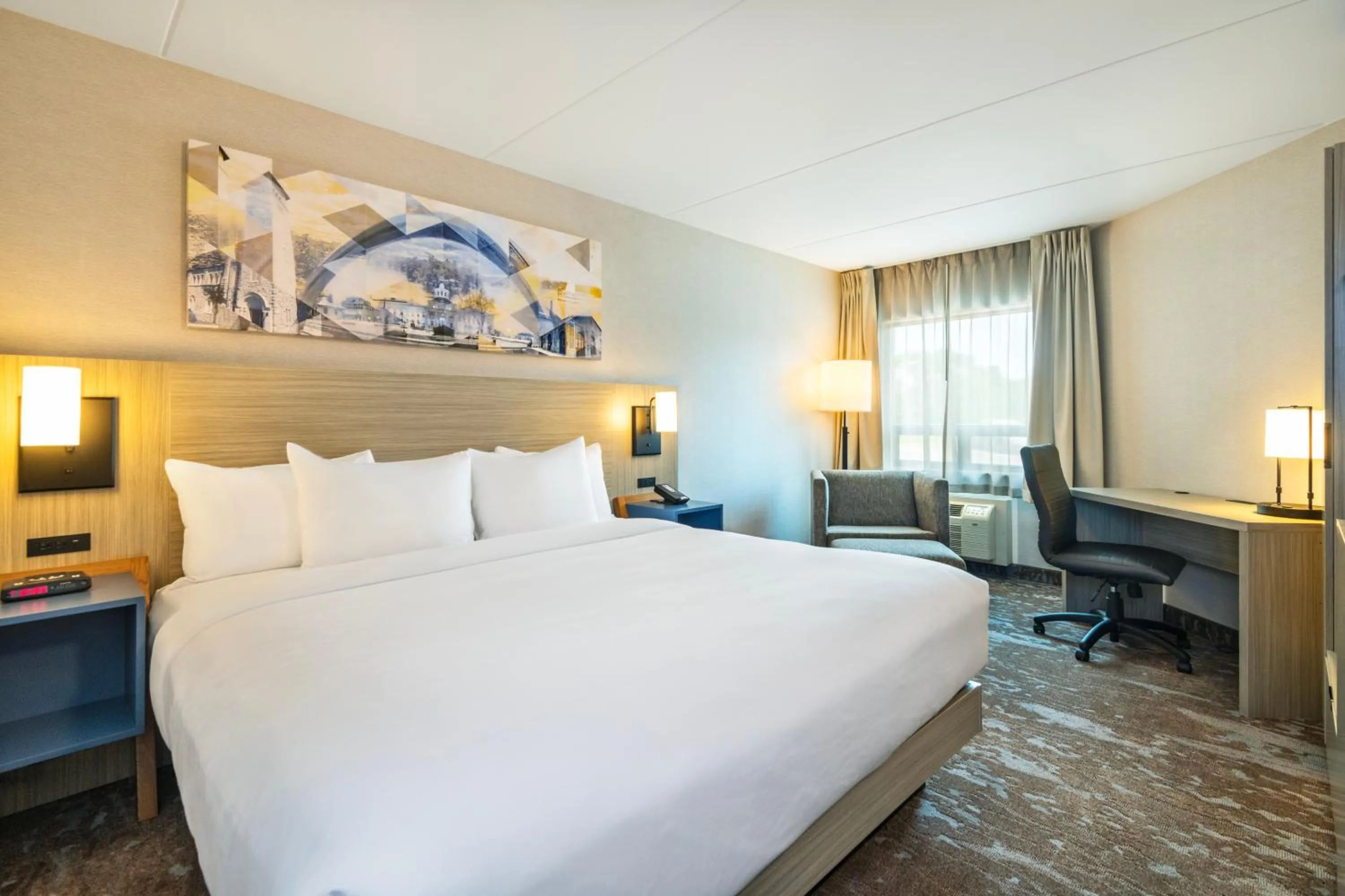 Bedroom, Bed in Comfort Inn Hwy 401