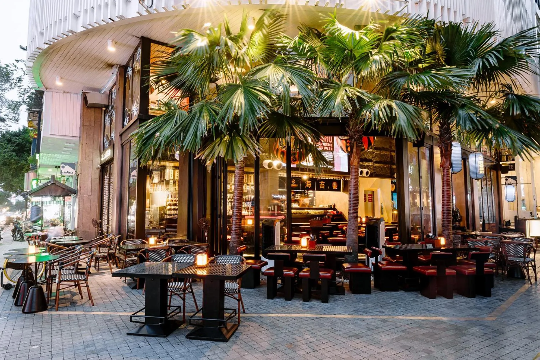 Restaurant/places to eat in A&EM Saigon Hotel