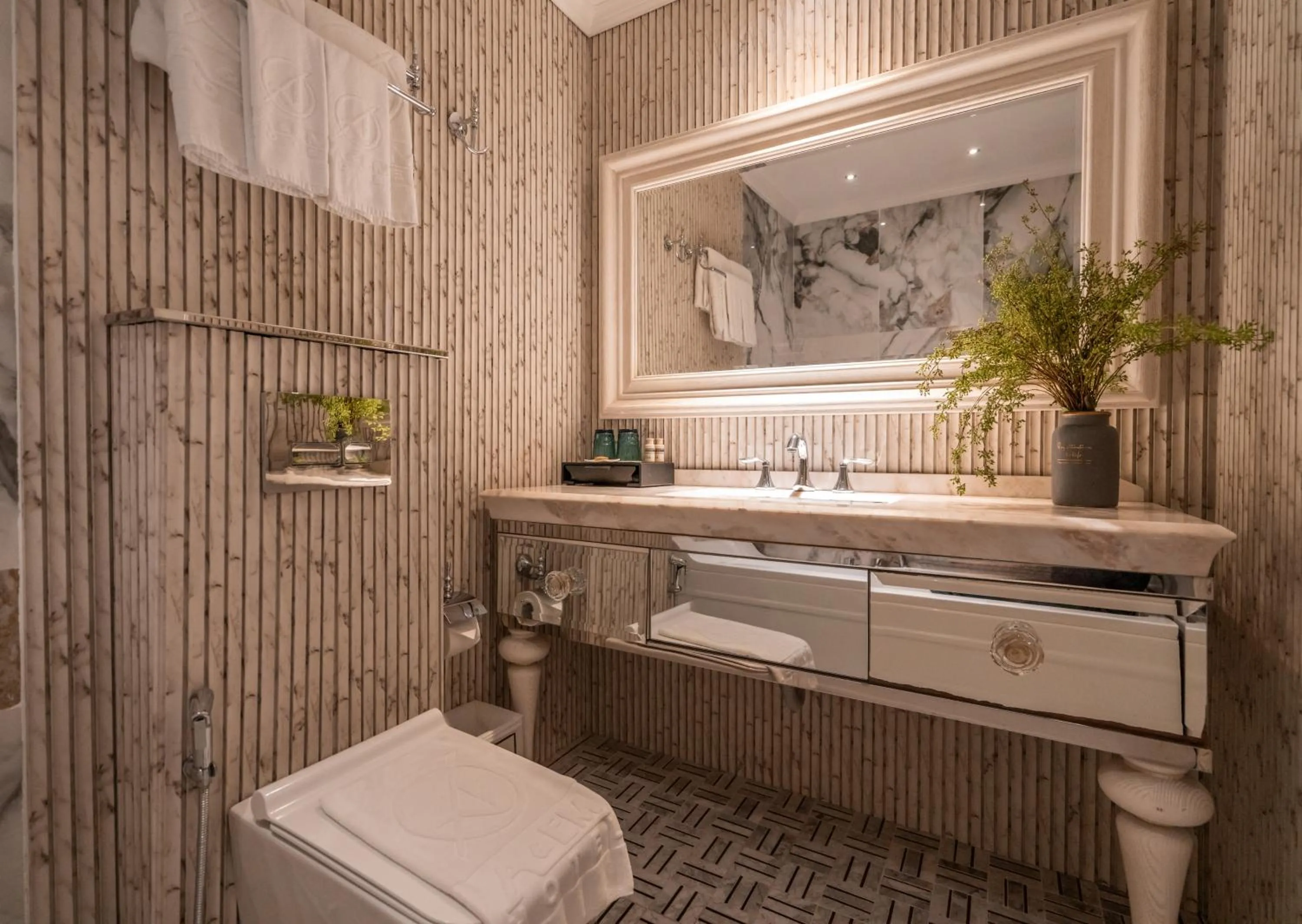 Bathroom in A&EM Saigon Hotel