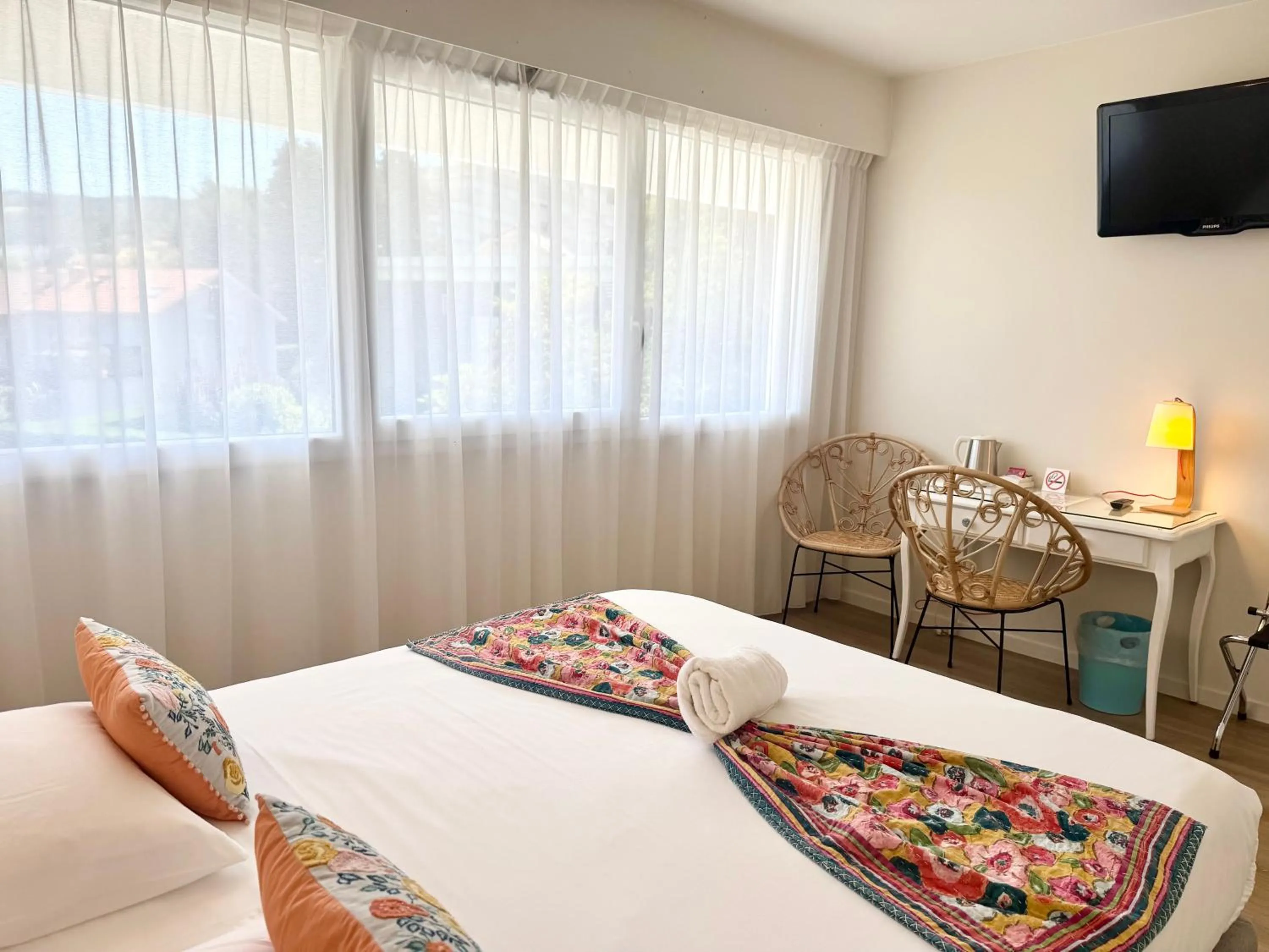 Bed in Hotel ASTORIA- Saint Etienne-Centre des Congrès-