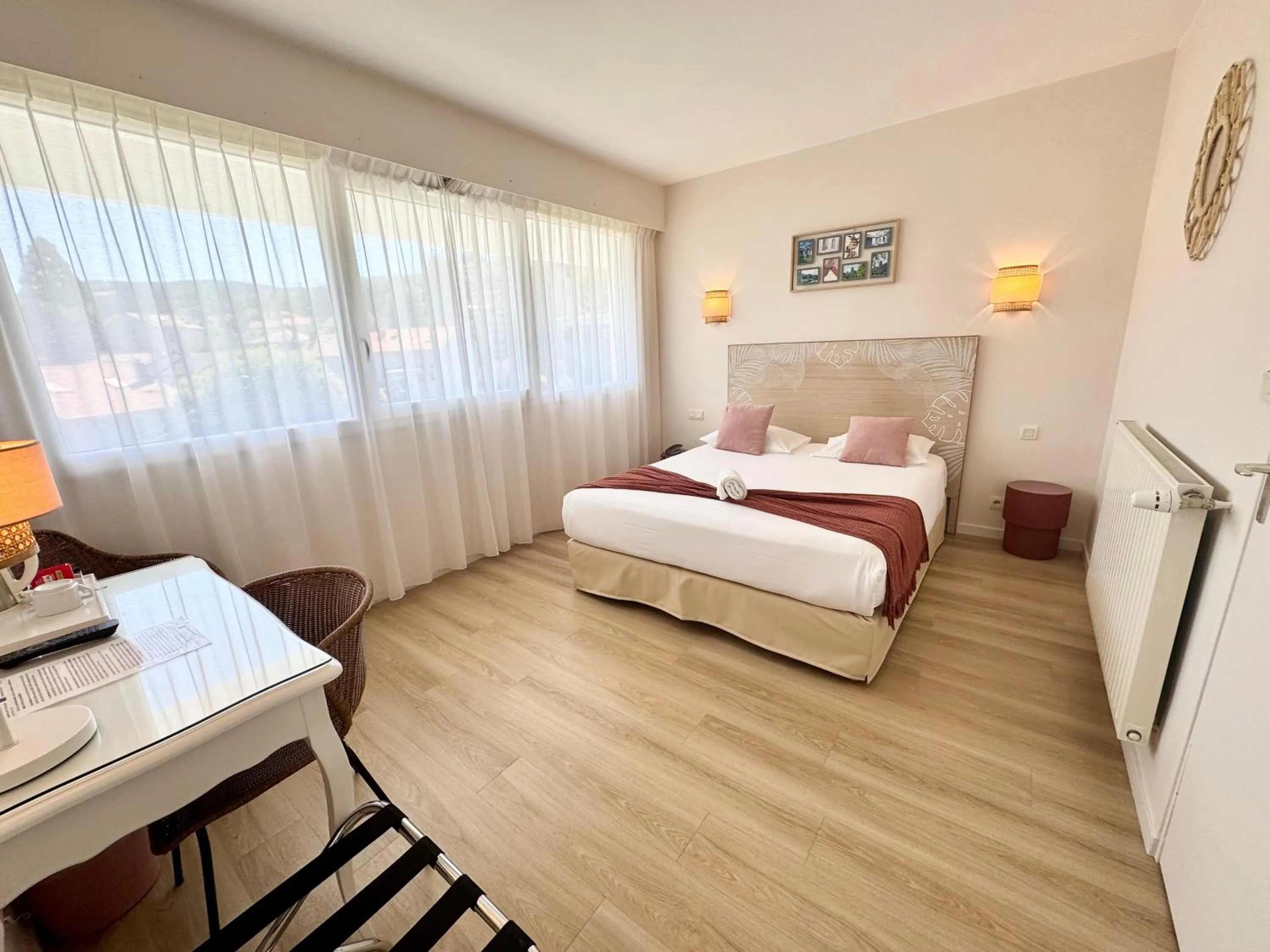 Bed in Hotel ASTORIA- Saint Etienne-Centre des Congrès-