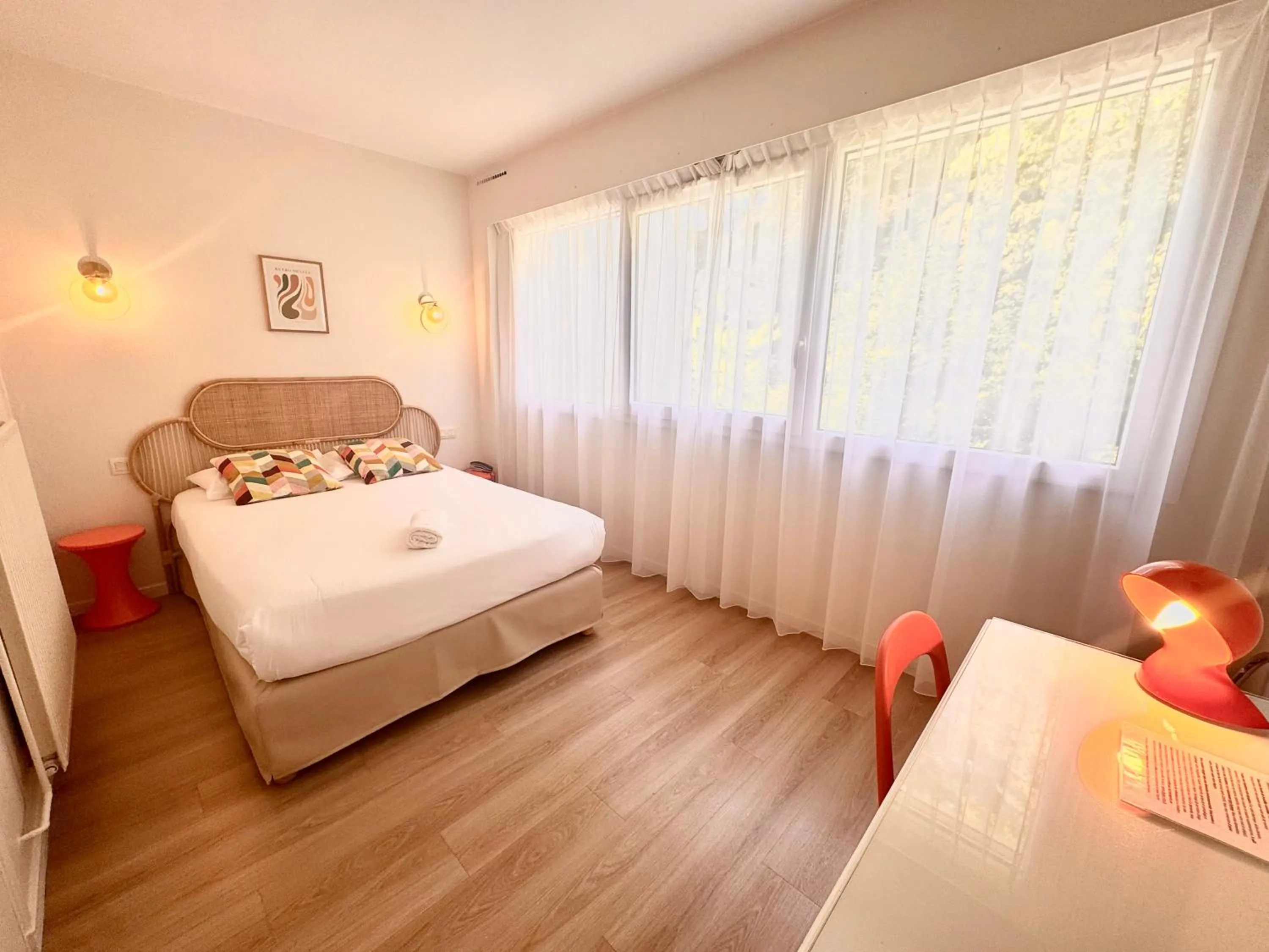 Bed in Hotel ASTORIA- Saint Etienne-Centre des Congrès-