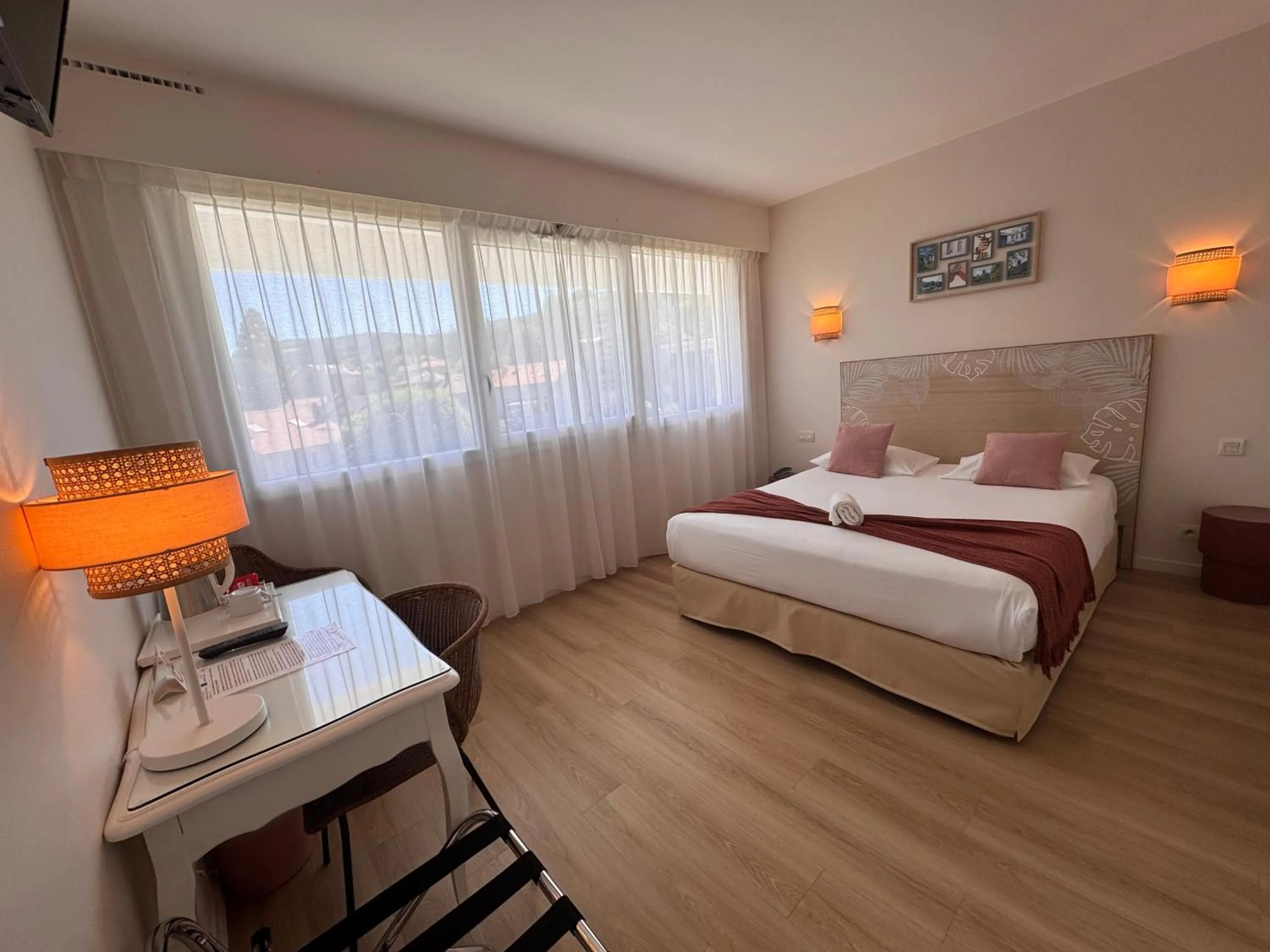 Bed in Hotel ASTORIA- Saint Etienne-Centre des Congrès-