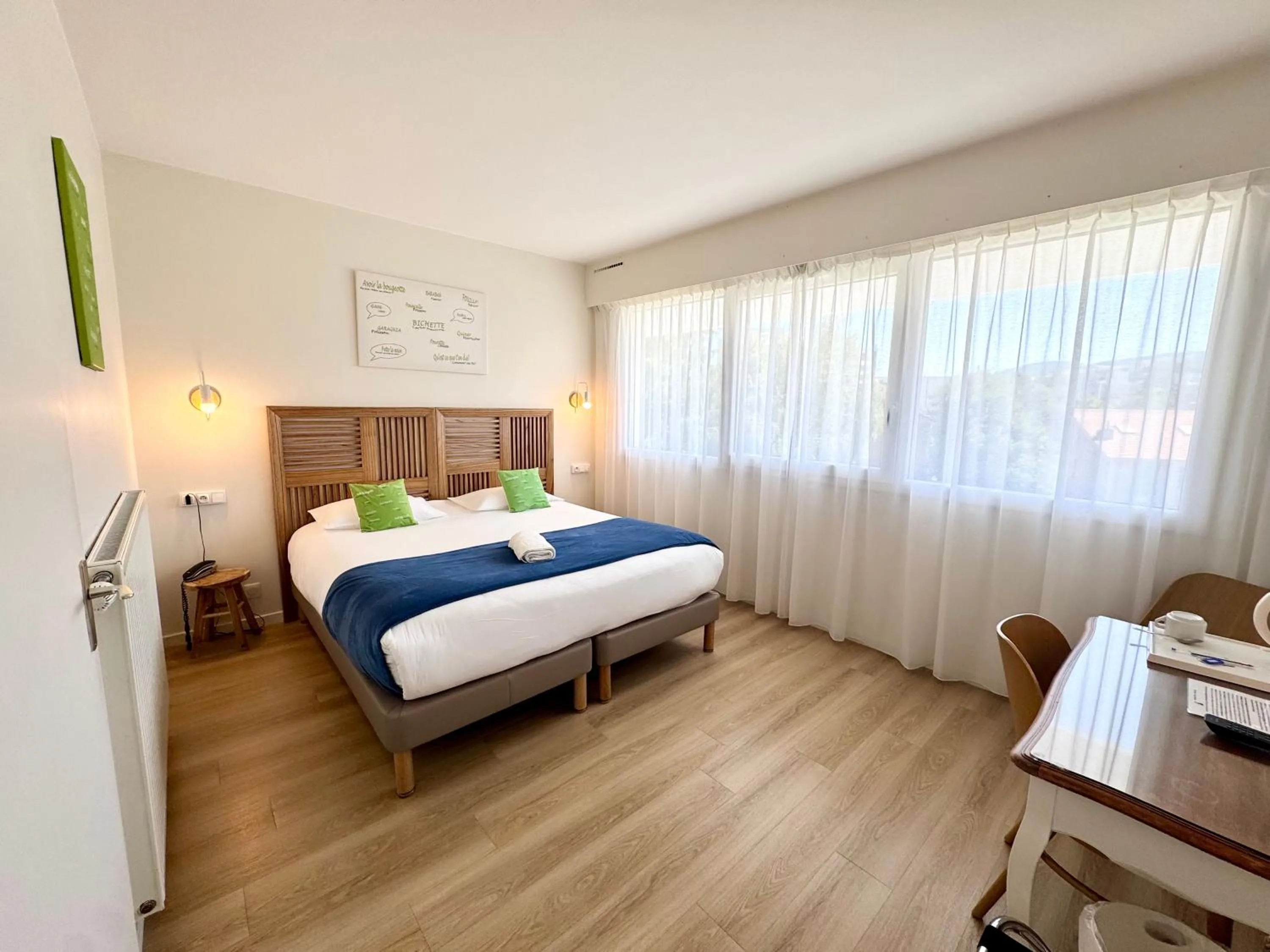 Bed in Hotel ASTORIA- Saint Etienne-Centre des Congrès-