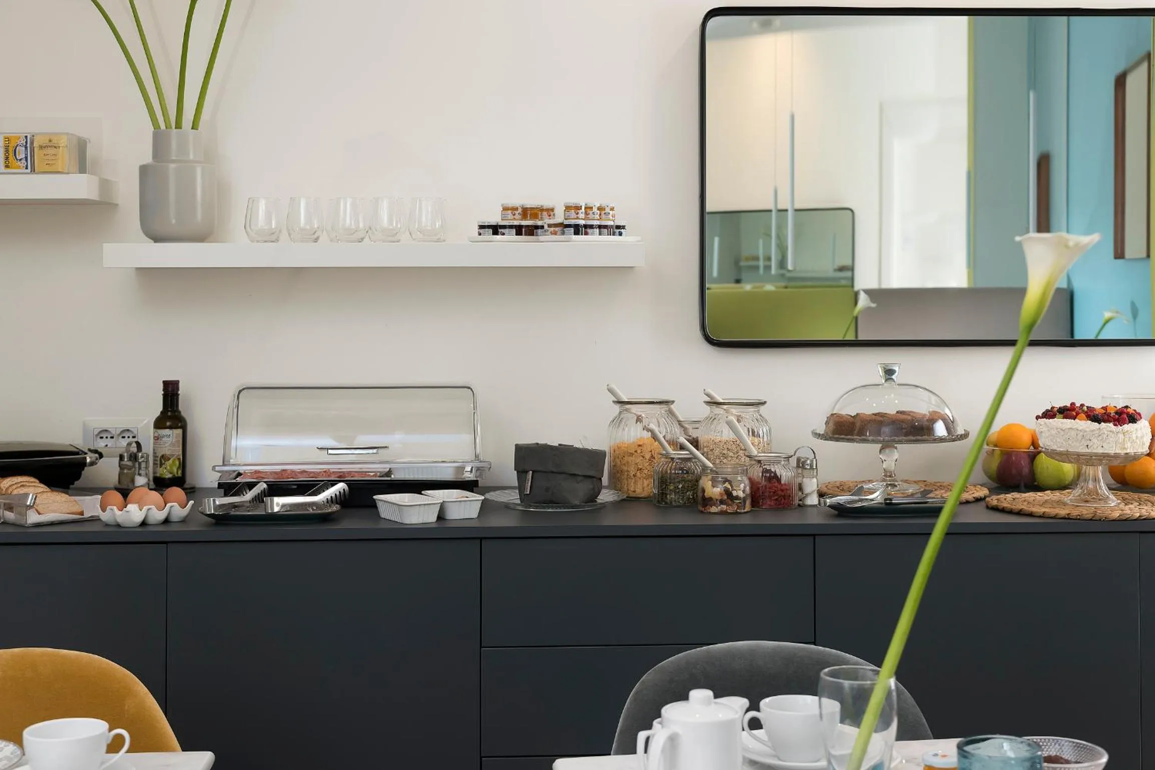 Food and drinks in Maison Giulia by Hili