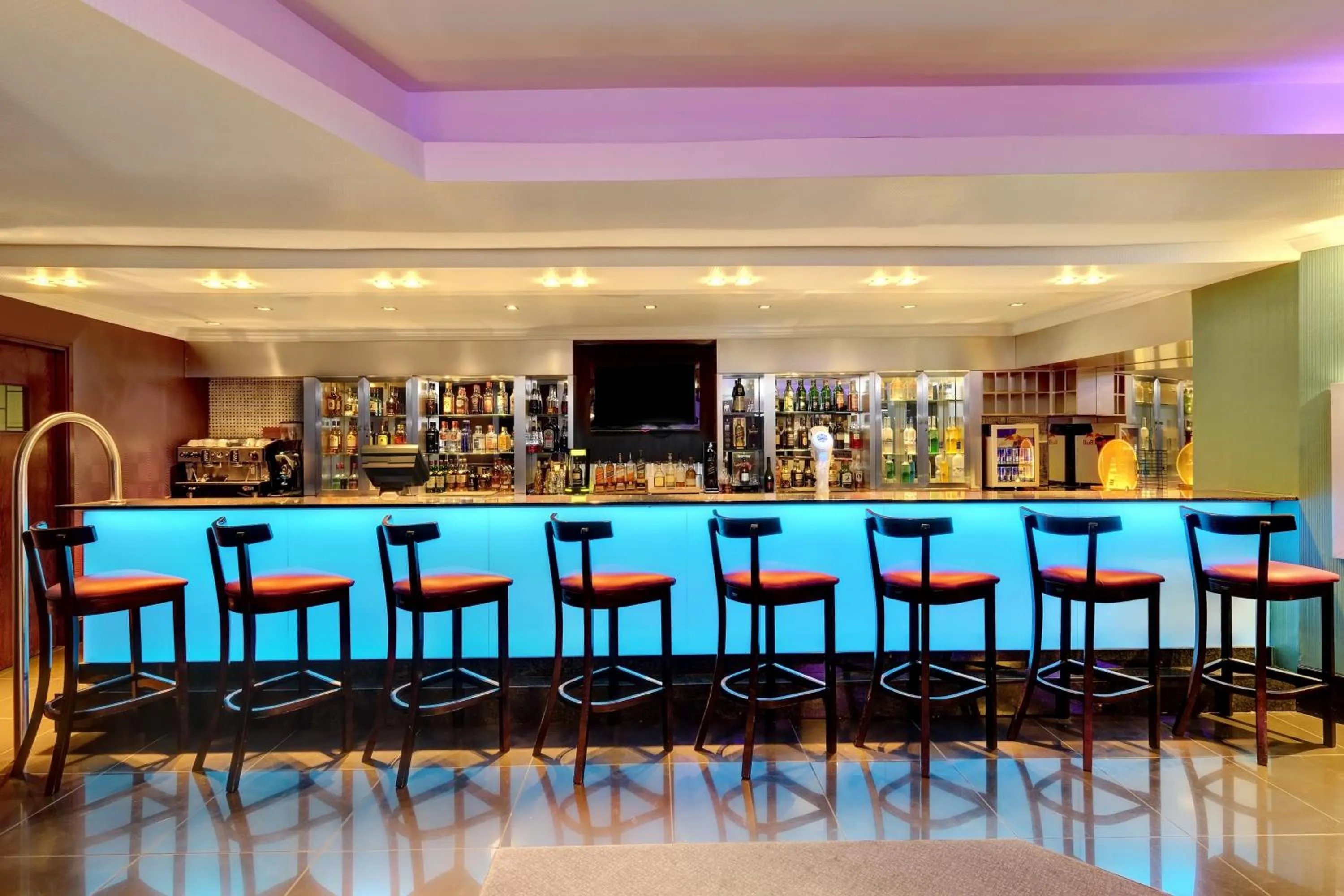 Lounge or bar in The Parktonian All Suite Hotel