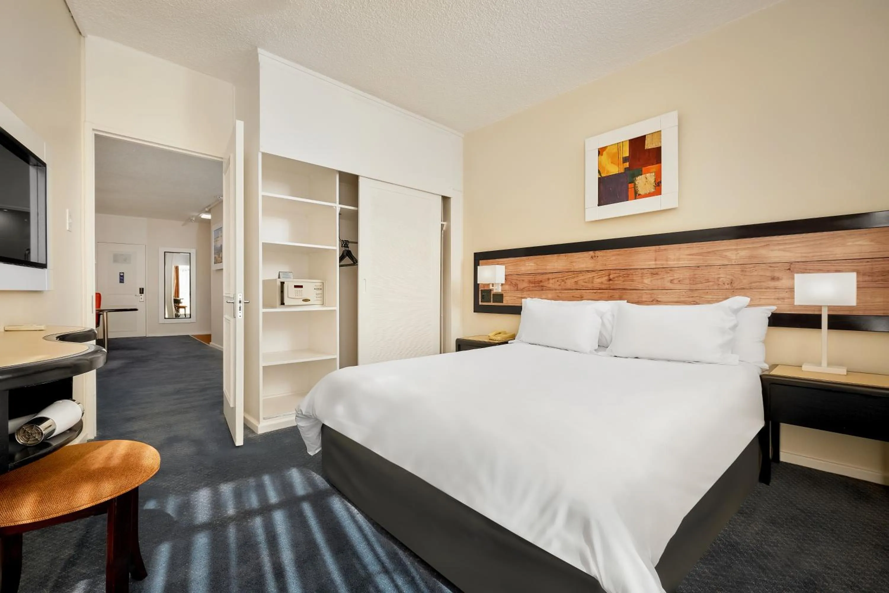 Bed in The Parktonian All Suite Hotel