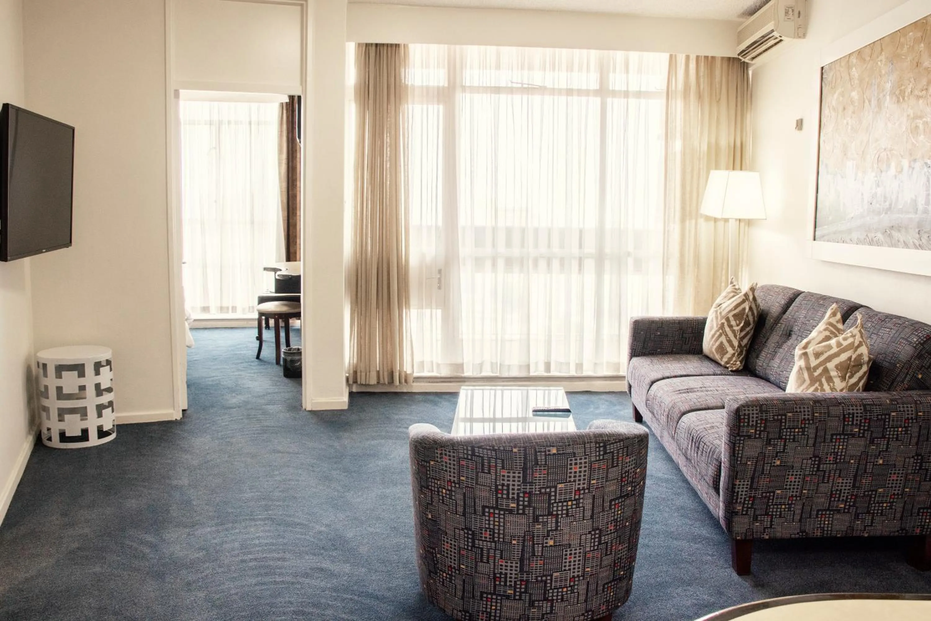 TV and multimedia in The Parktonian All Suite Hotel