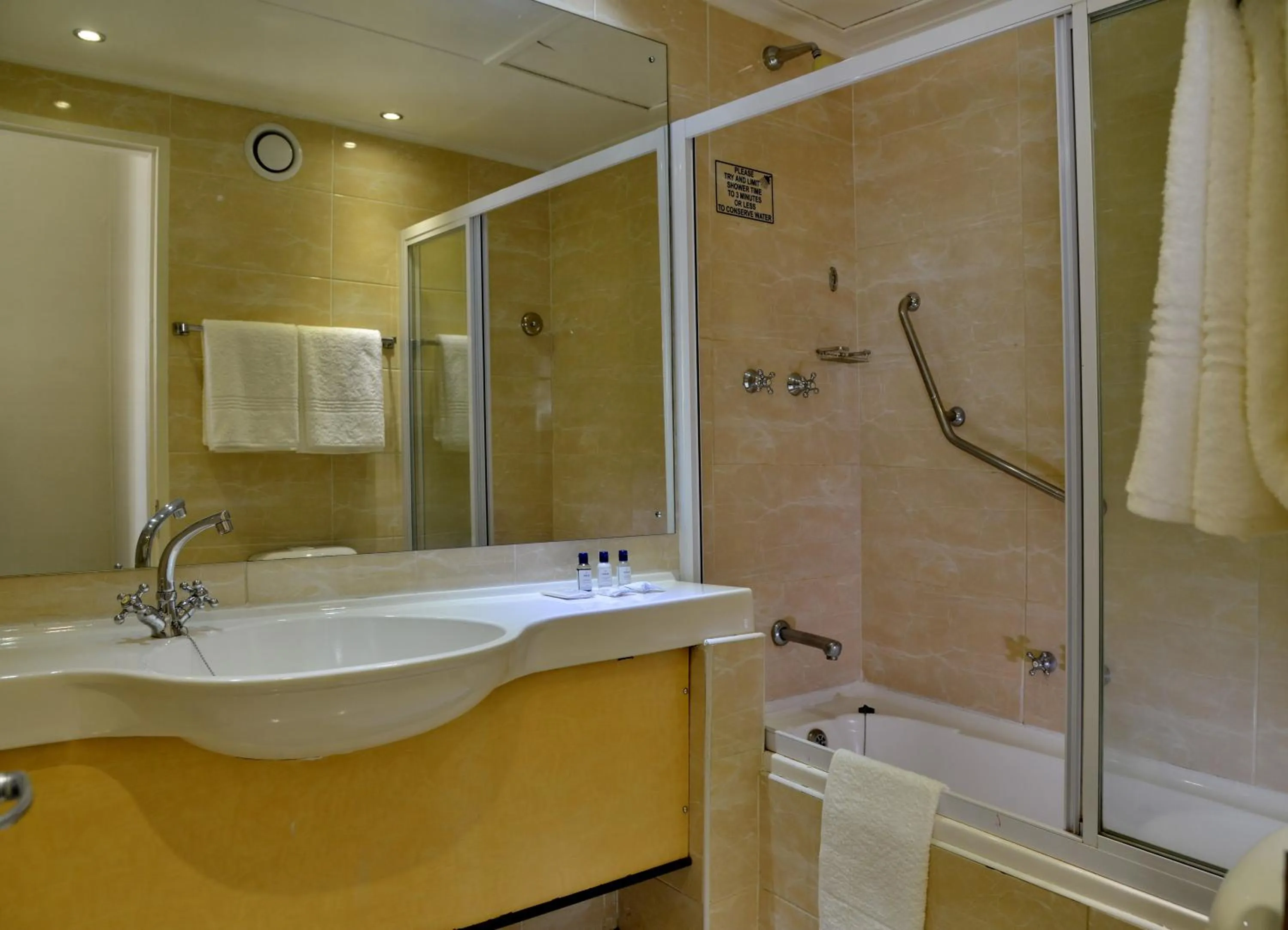 Bathroom in The Parktonian All Suite Hotel