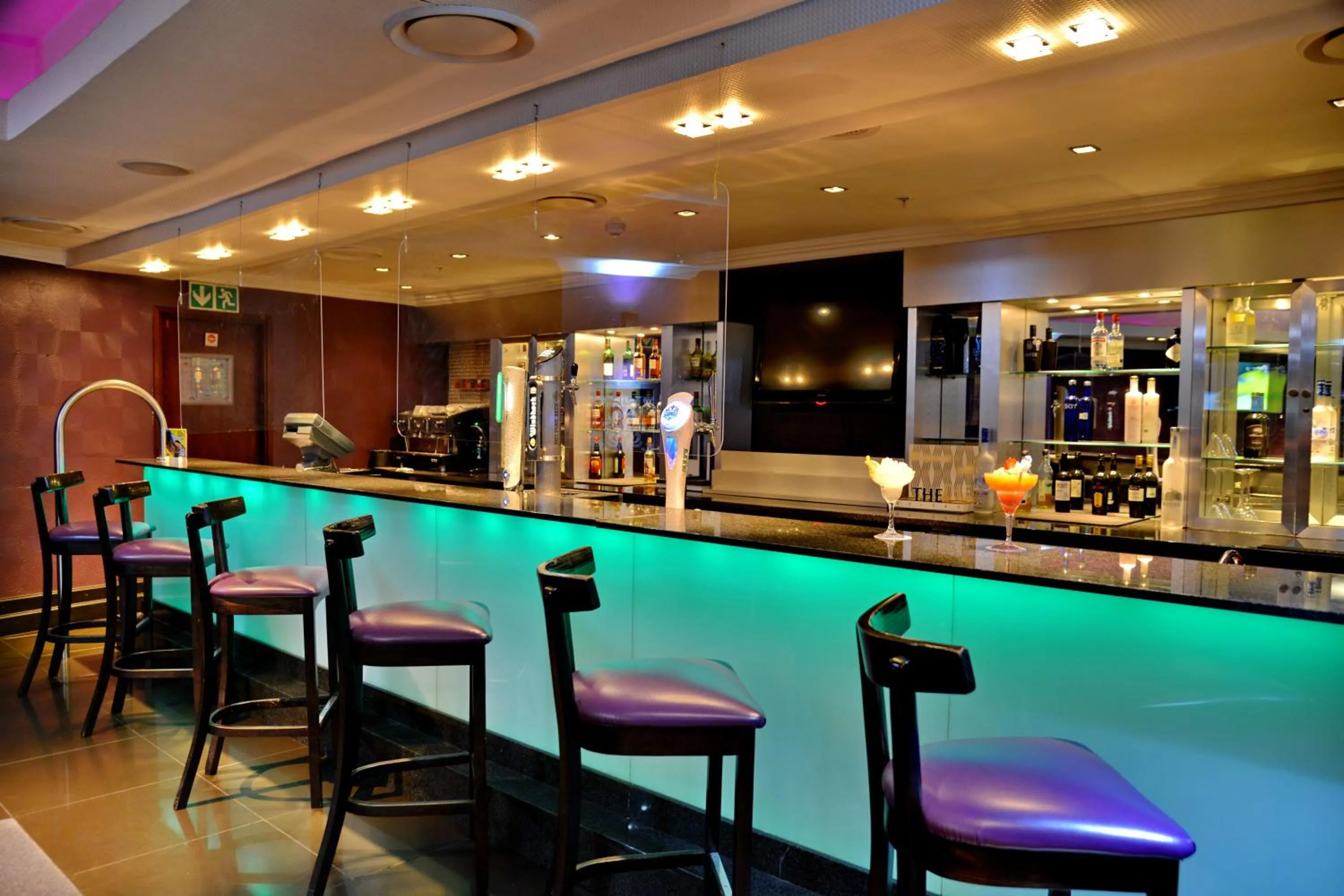 Lounge or bar in The Parktonian All Suite Hotel