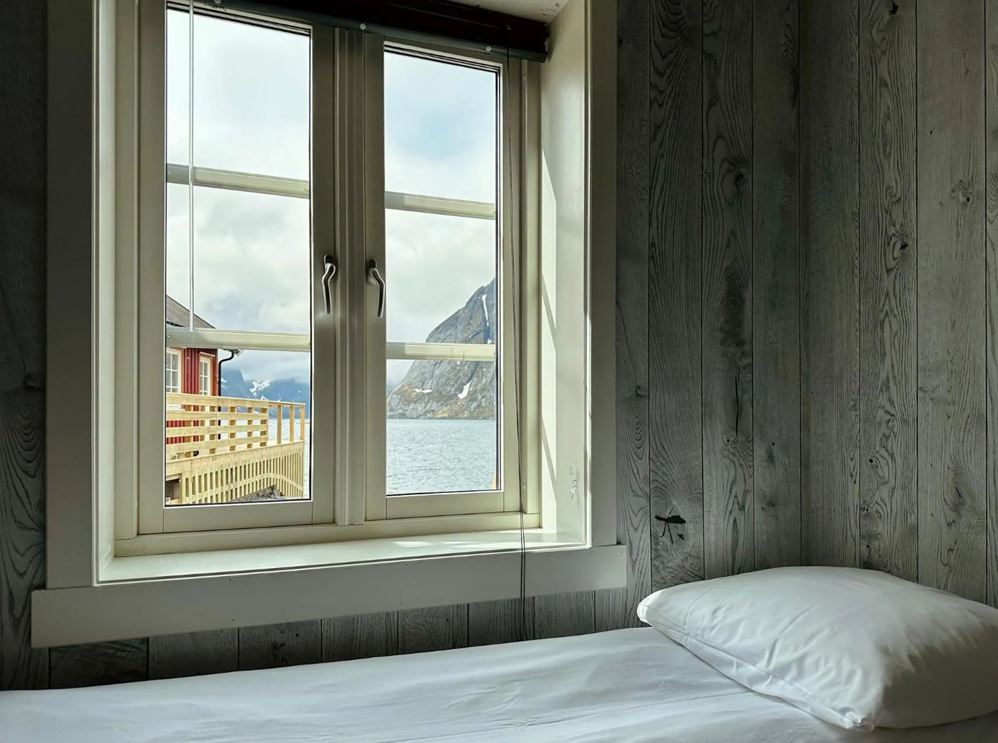 Bed in Reinefjorden Sjøhus