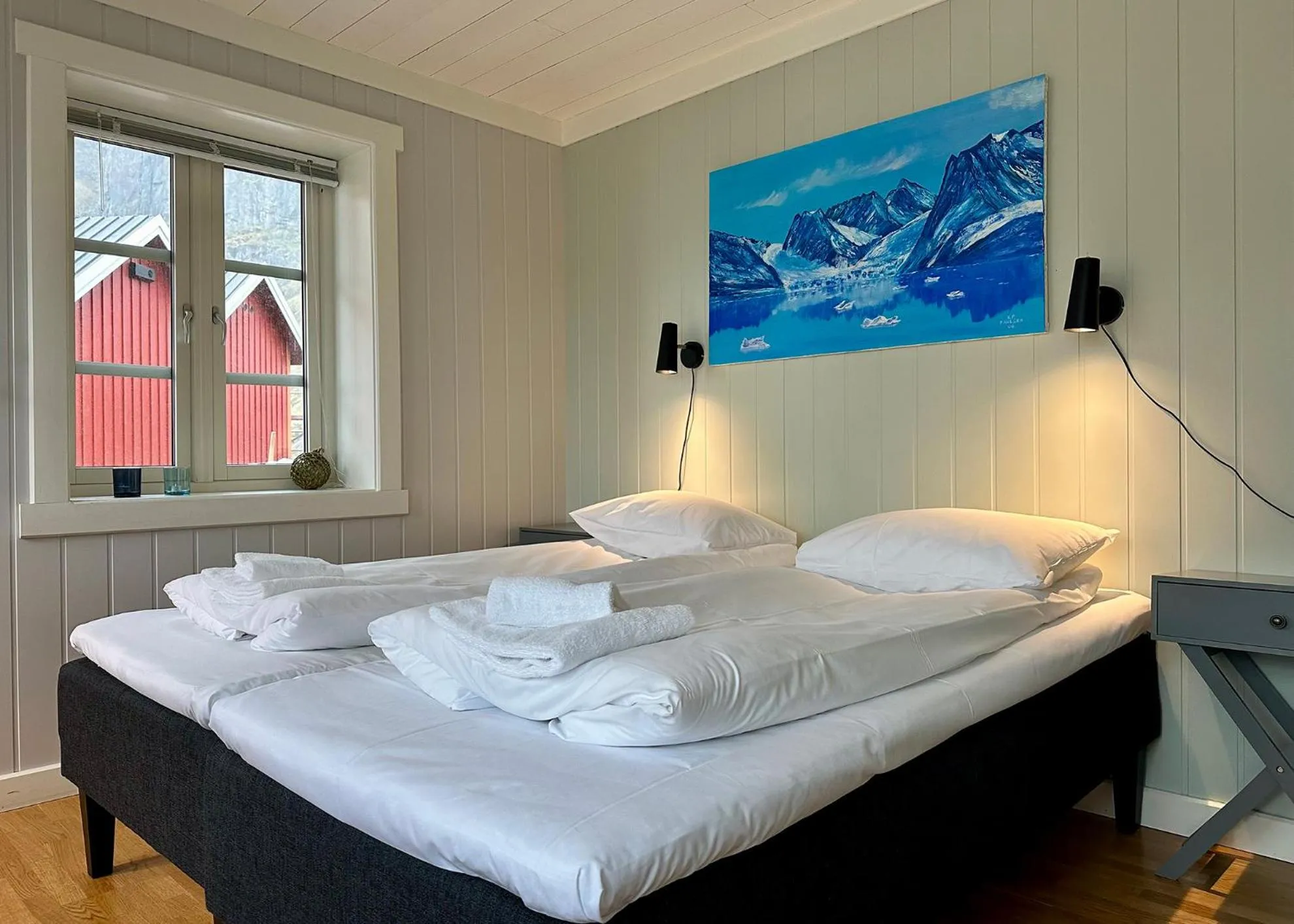 Bed in Reinefjorden Sjøhus