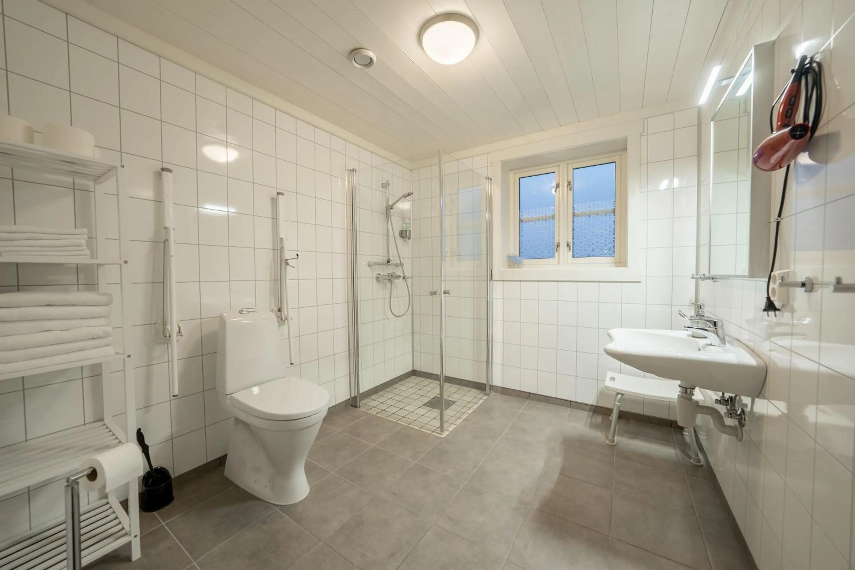 Shower in Reinefjorden Sjøhus