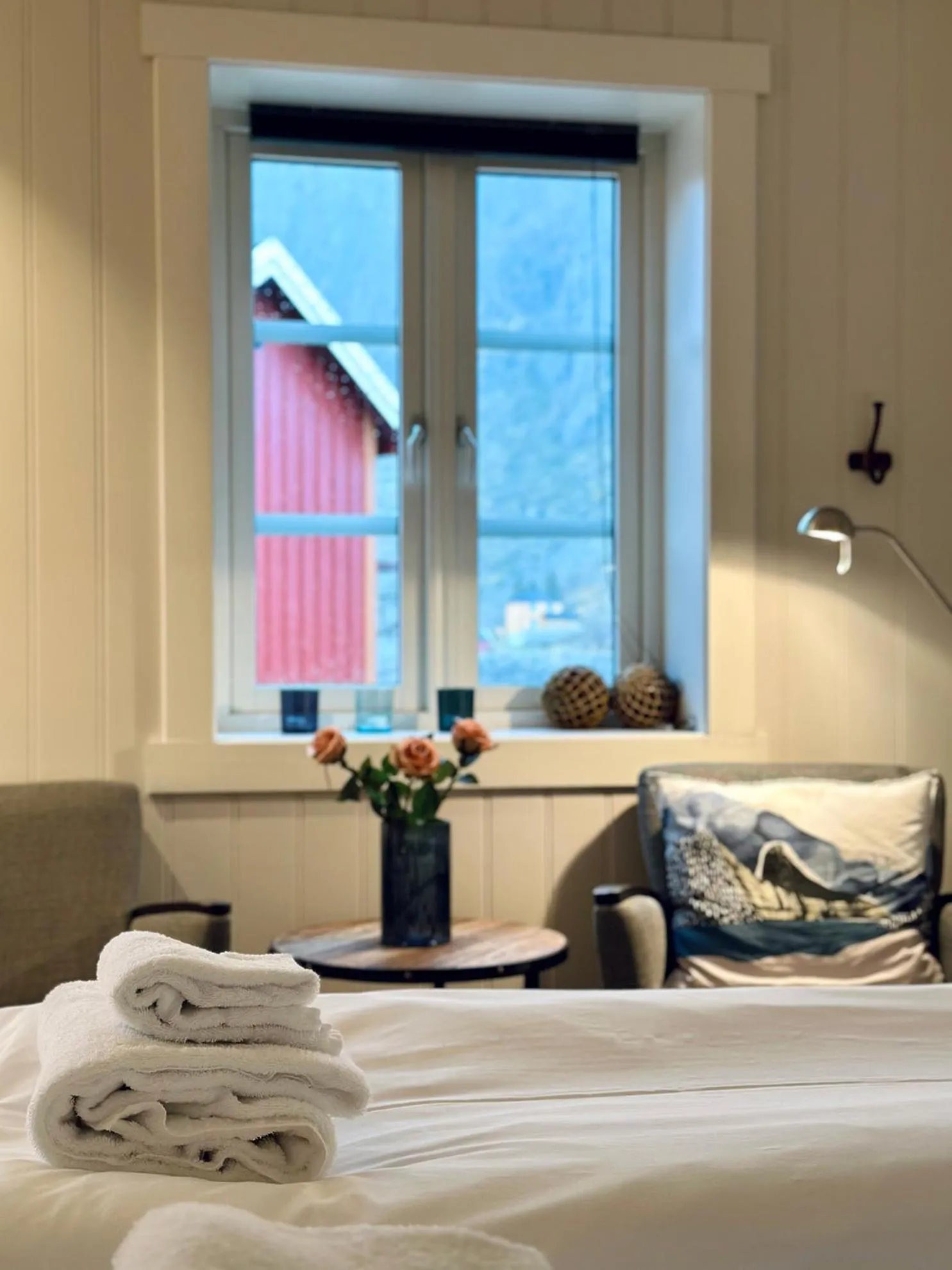 Bed in Reinefjorden Sjøhus