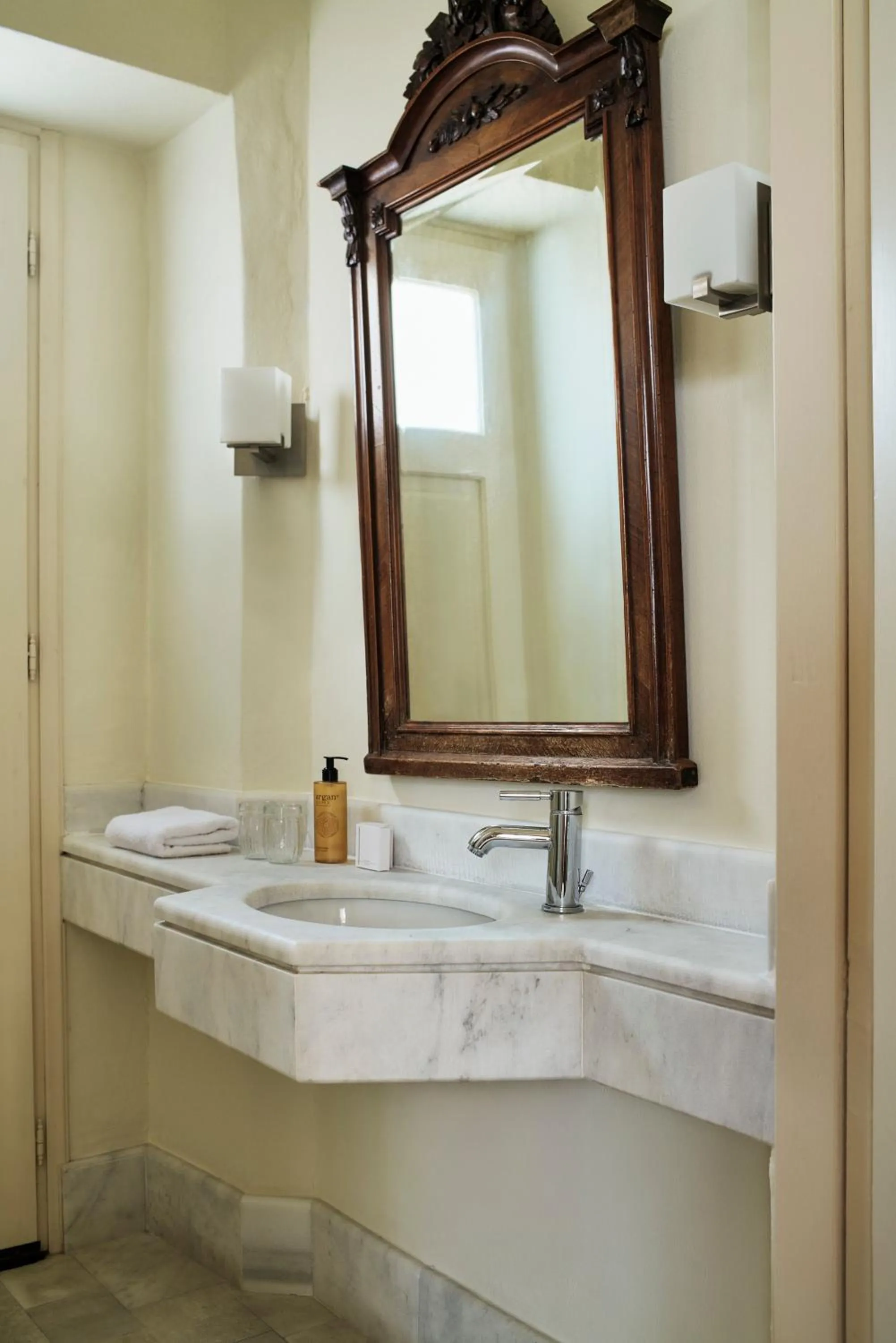 Bathroom in Syrou Melathron