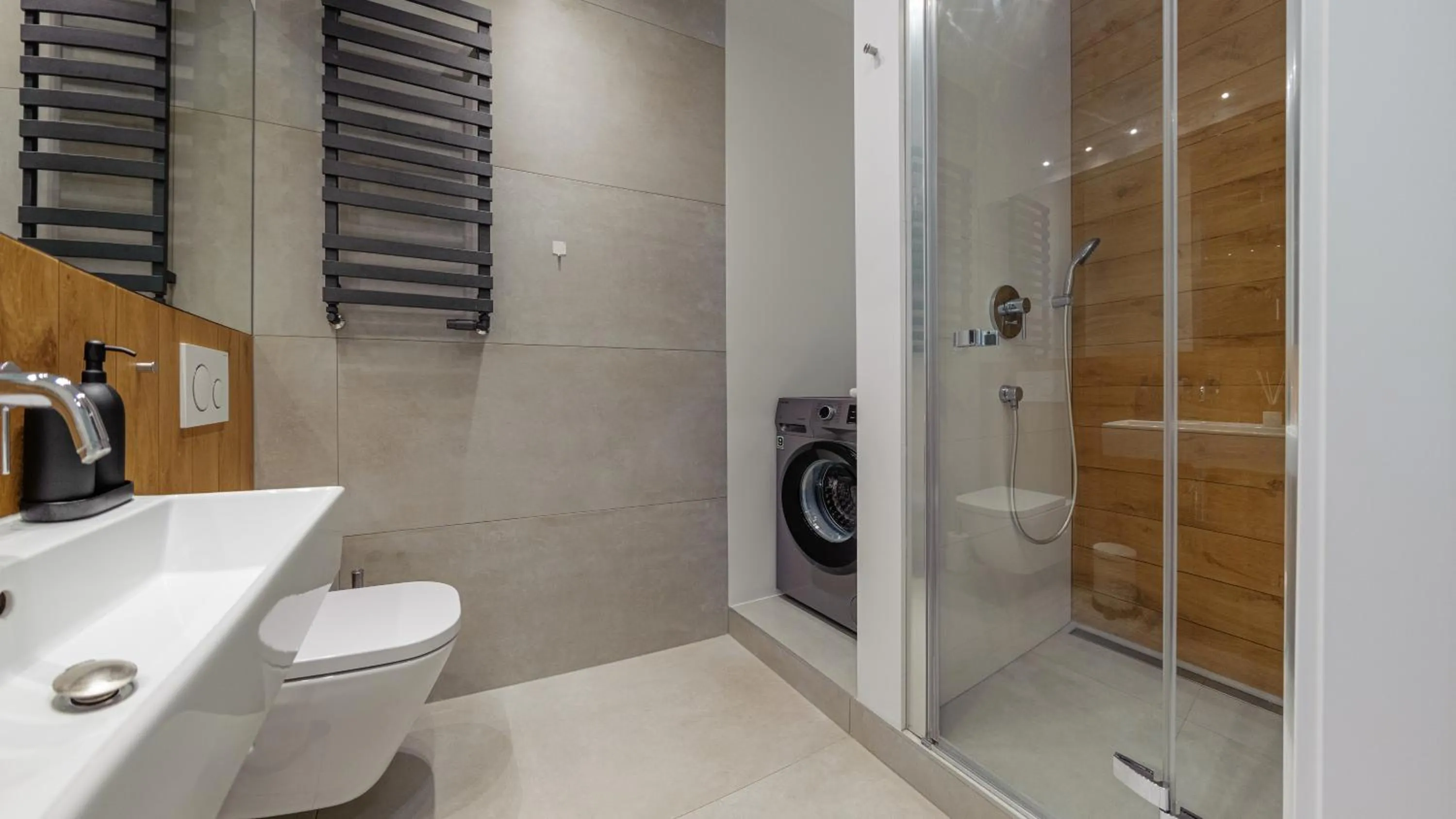 Shower in Nadmorze, Sun & Snow