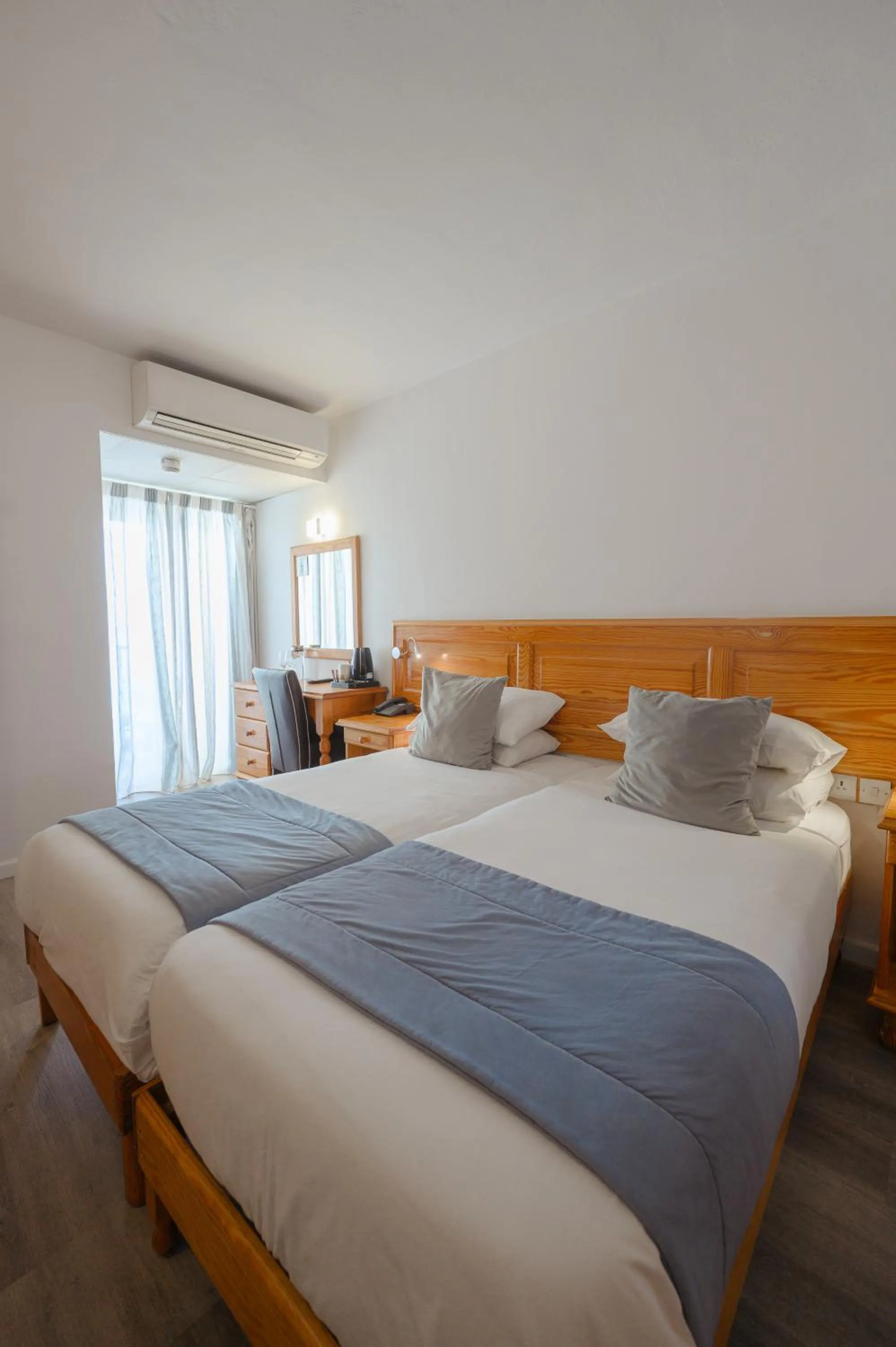 Bed in Gillieru Harbour Hotel