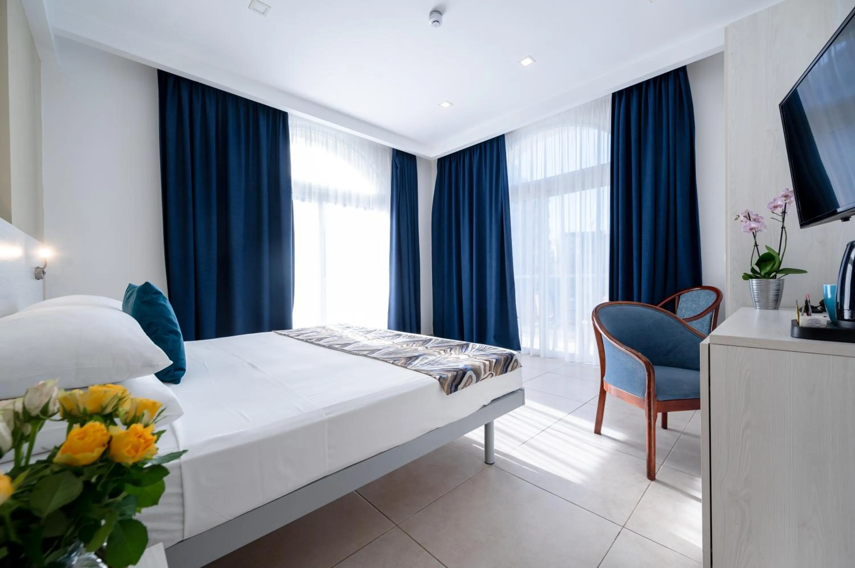 Bedroom, Bed in Gillieru Harbour Hotel