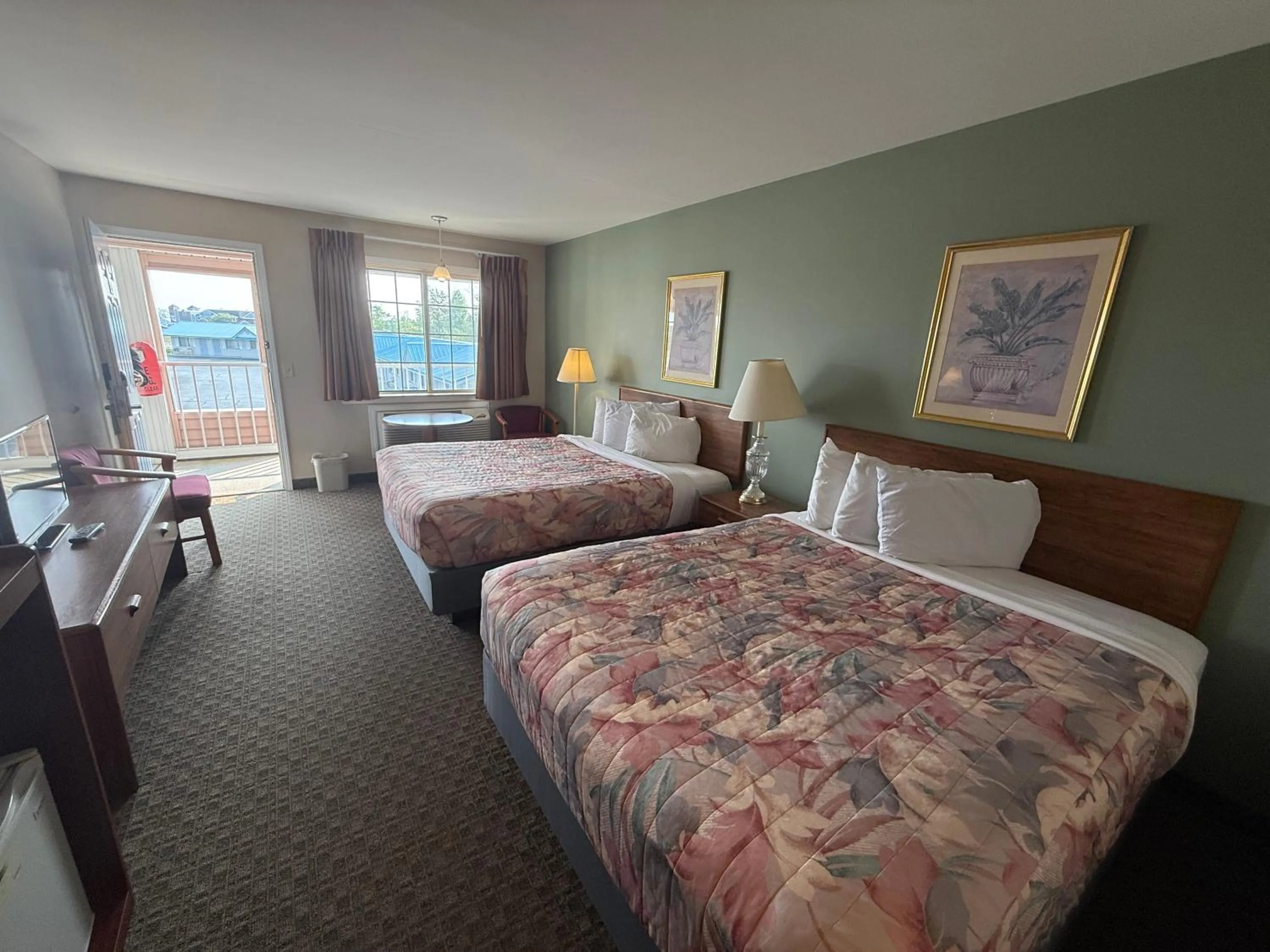 Bed in Great Lakes Inn Mackinaw City