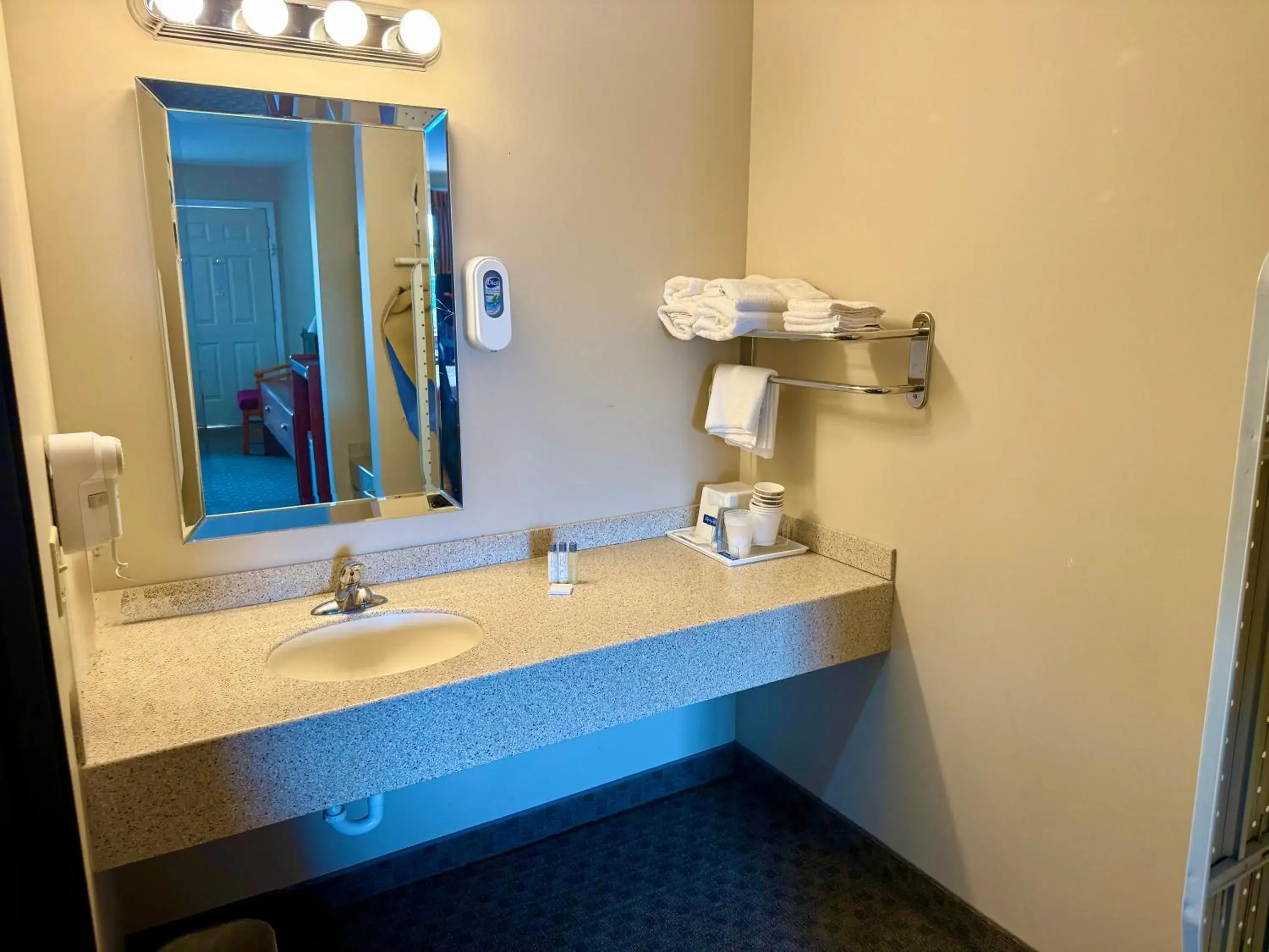 Standard Double Queen Room with Two Queen Beds - Non-Smoking in Great Lakes Inn Mackinaw City Standard Double Queen Room with Two Queen Beds - Non-Smoking in Great Lakes Inn Mackinaw City