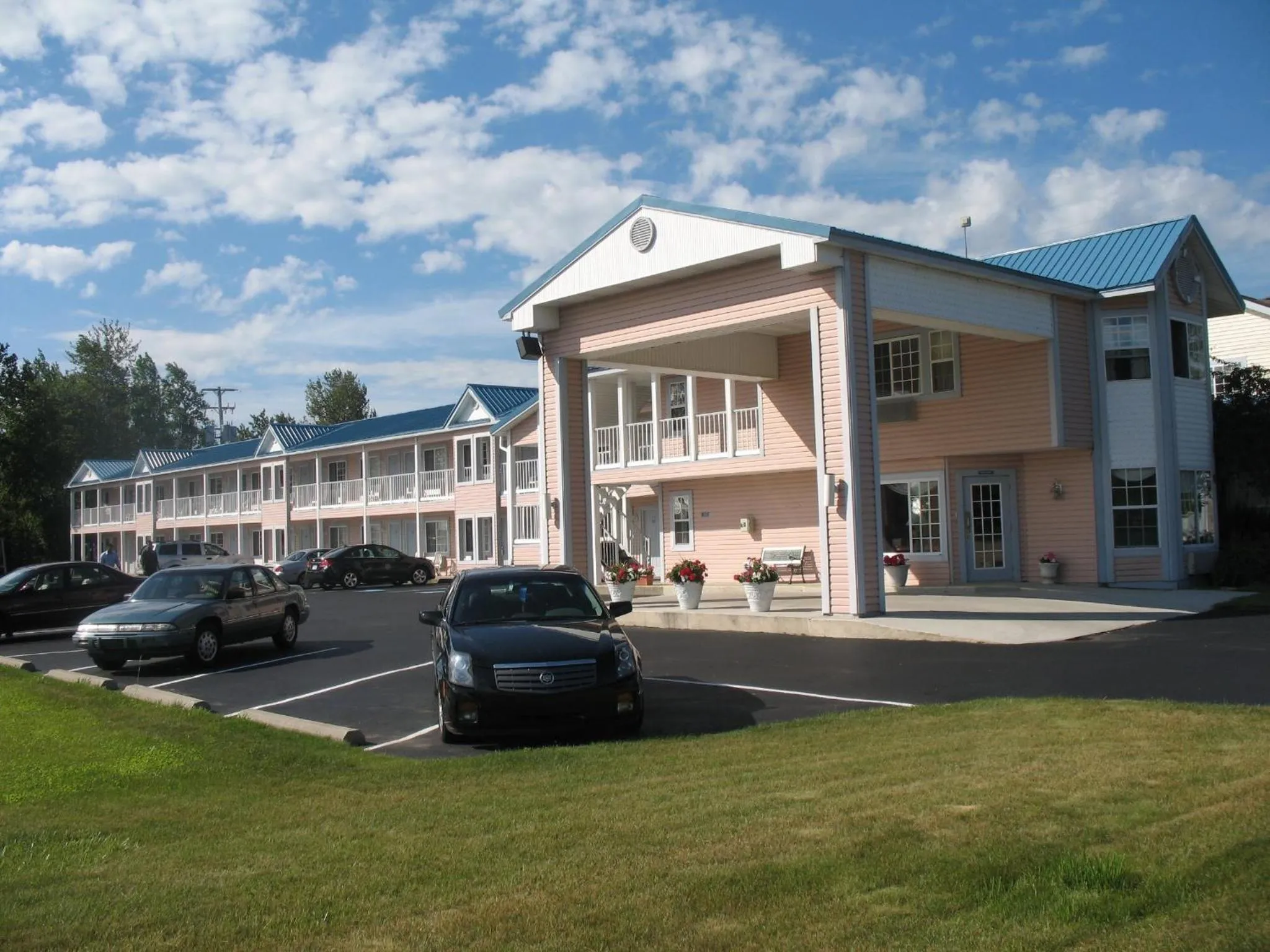 Property building in Great Lakes Inn Mackinaw City