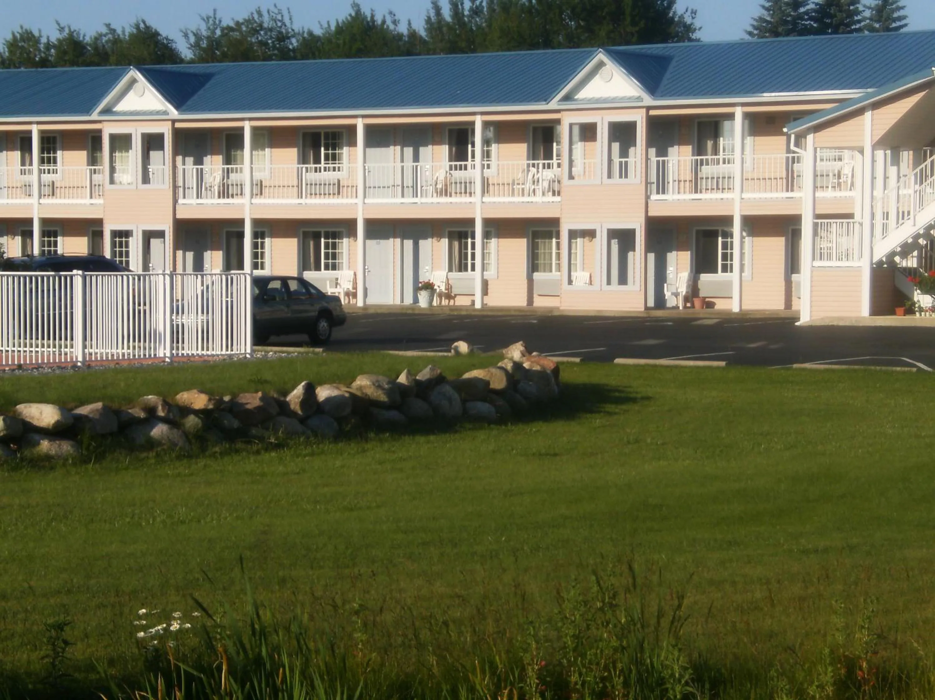 Property building in Great Lakes Inn Mackinaw City