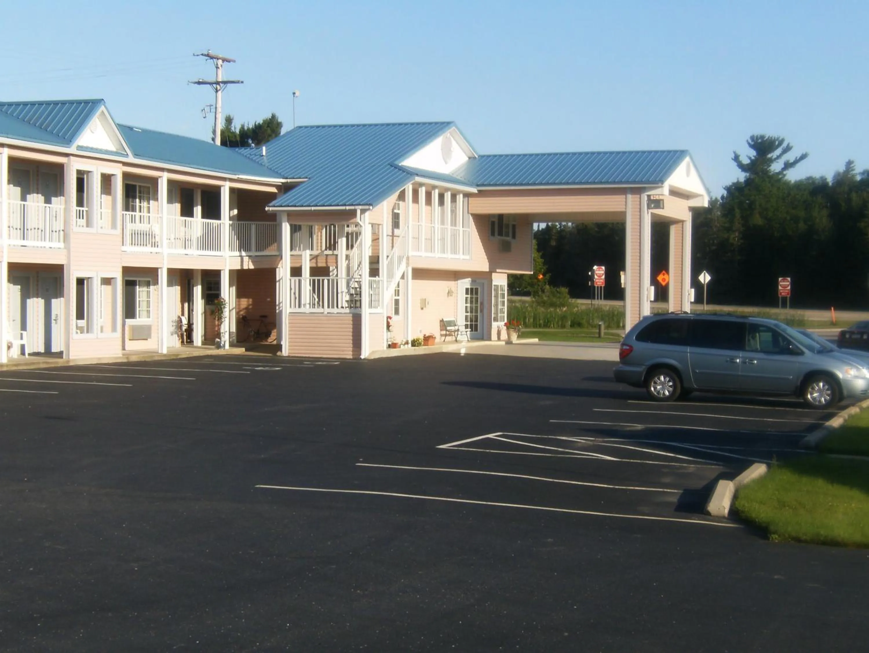 Property building in Great Lakes Inn Mackinaw City