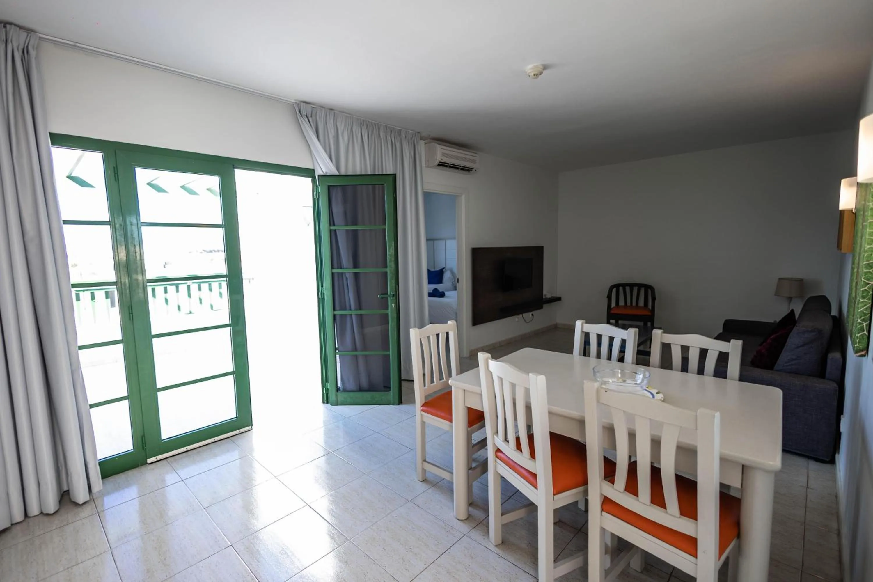 Photo of the whole room in Caybeach Sun