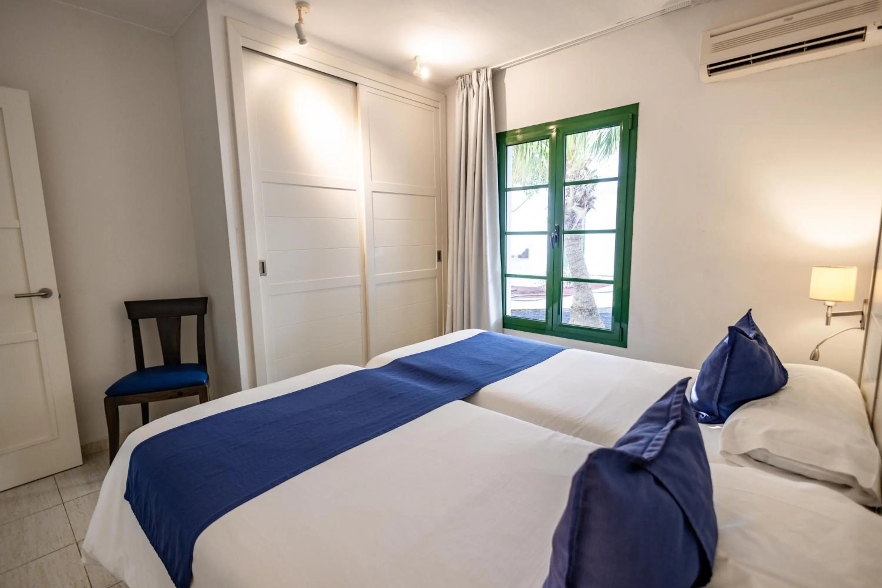 Photo of the whole room, Bed in Caybeach Sun