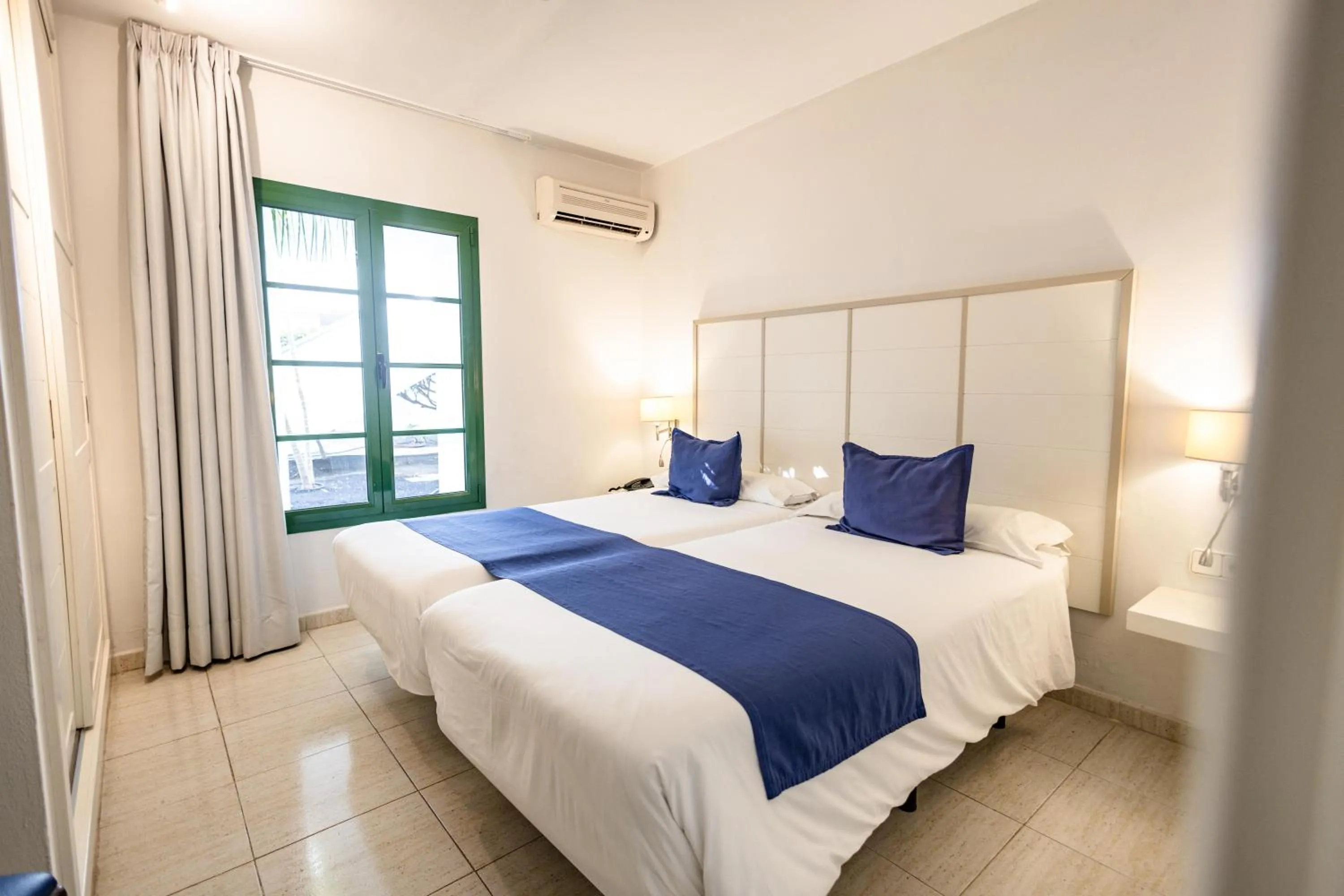 Photo of the whole room, Bed in Caybeach Sun