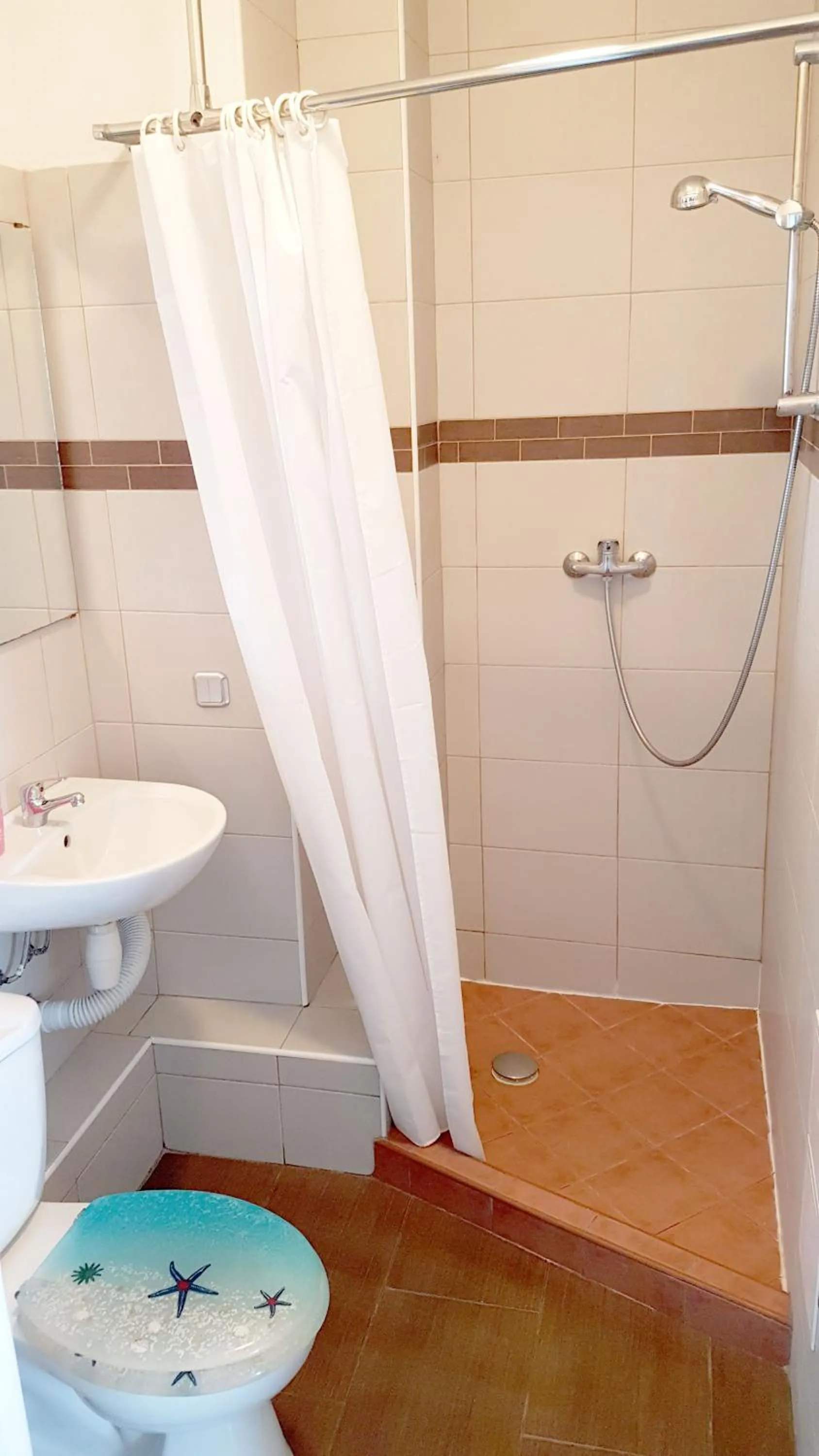 Shower in Walk distance to mokotow business park