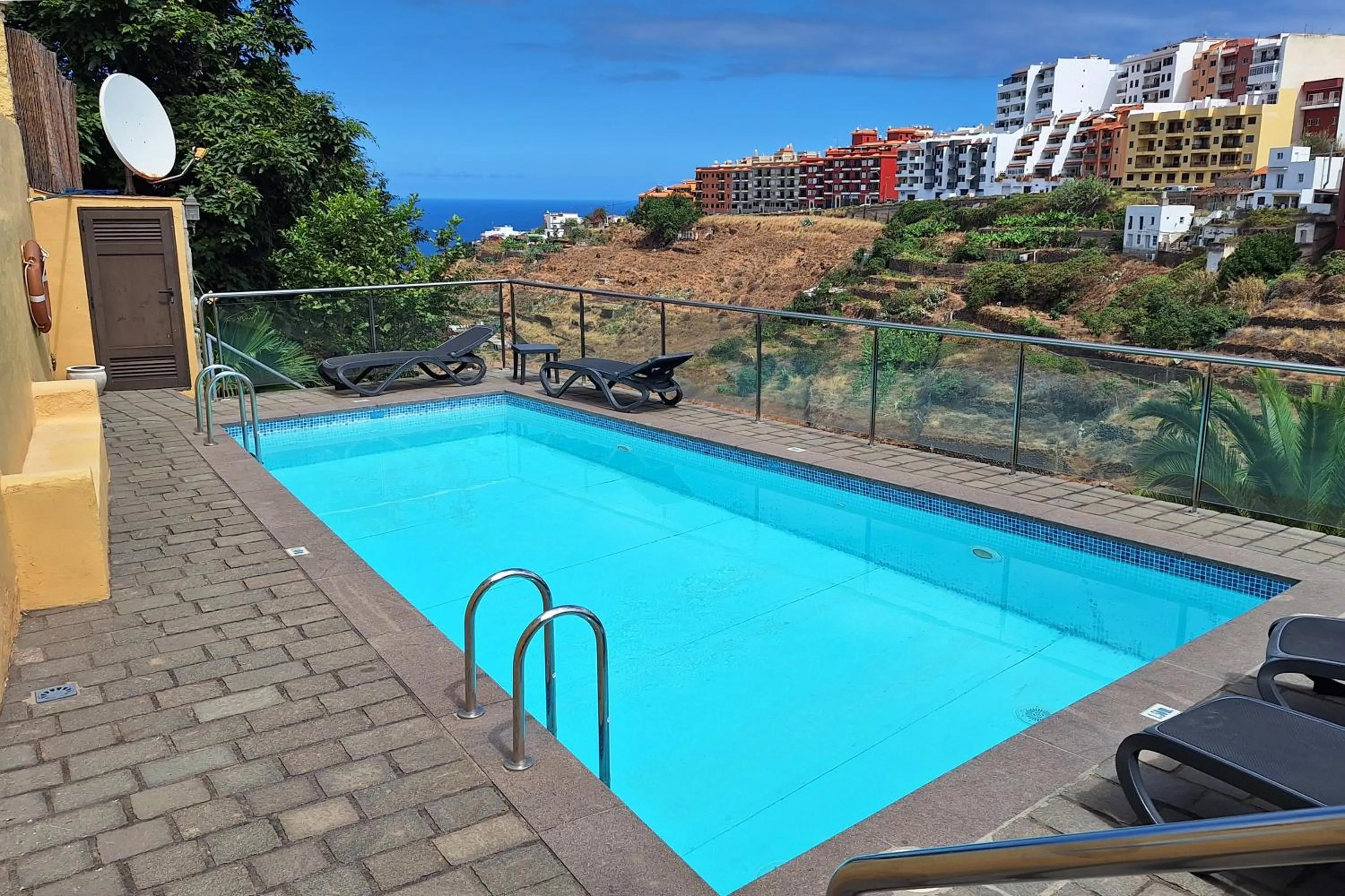 Swimming pool in Hotel Rural Bentor