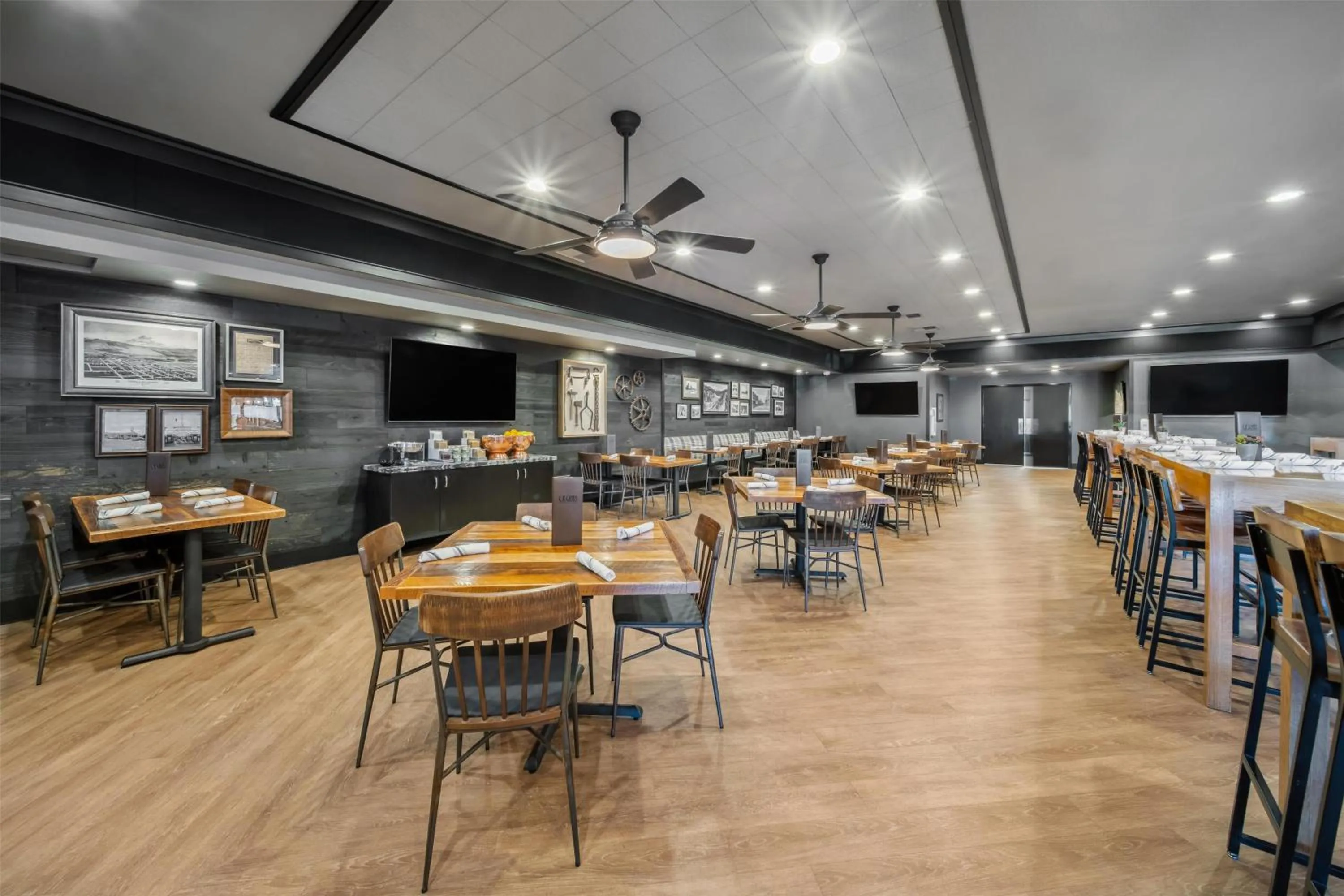 Breakfast in Best Western Plus Hilltop Inn