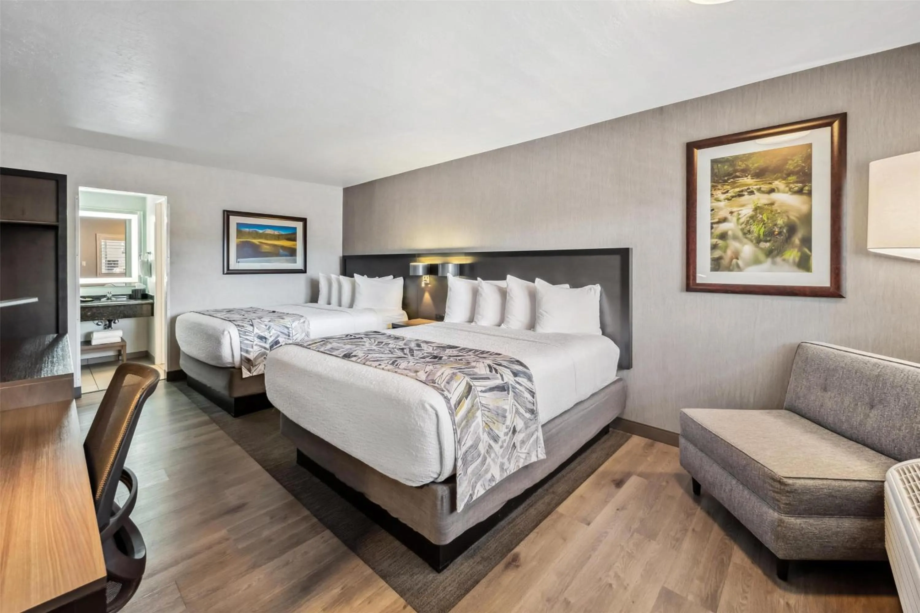 Bedroom, Bed in Best Western Plus Hilltop Inn