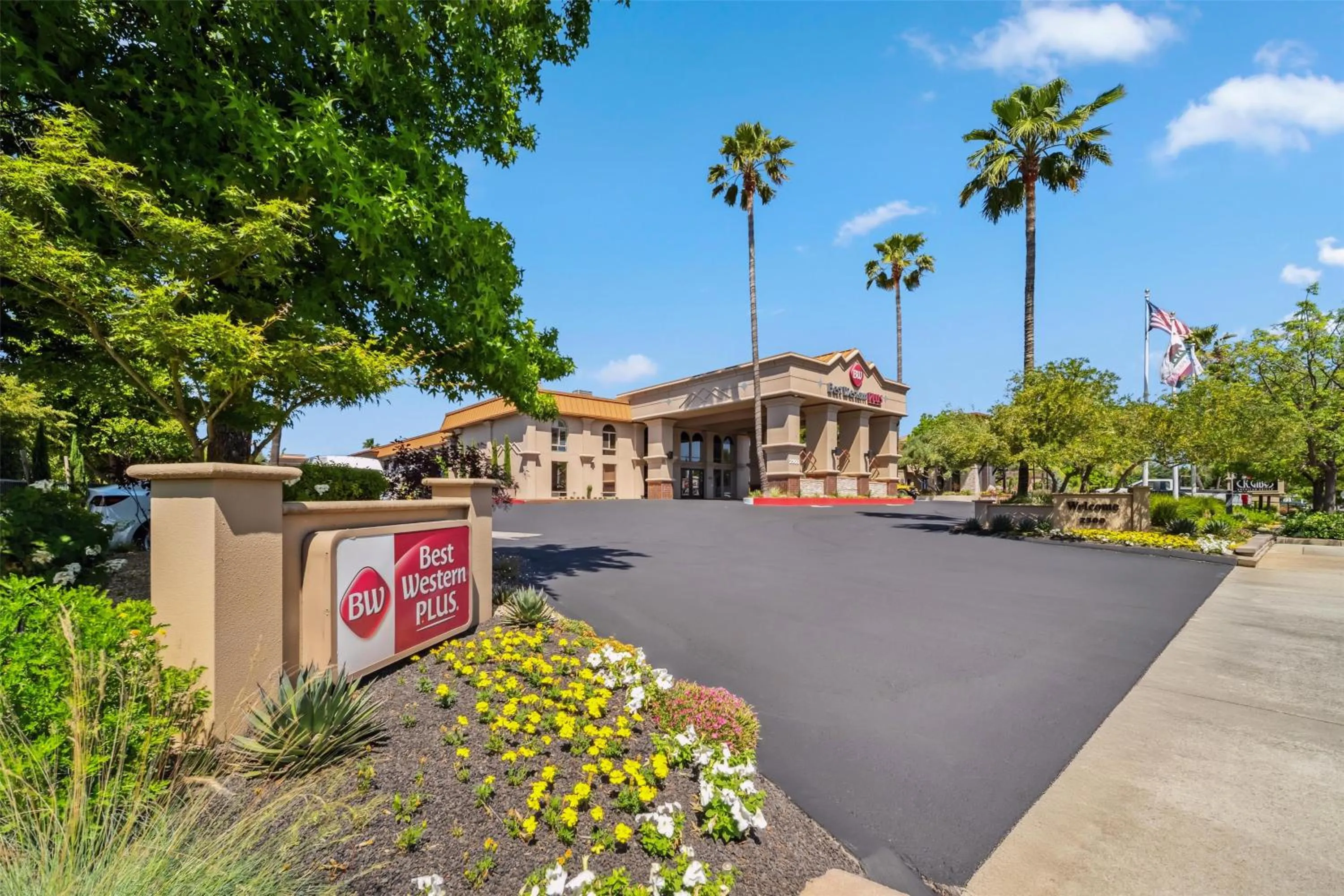 Property building in Best Western Plus Hilltop Inn